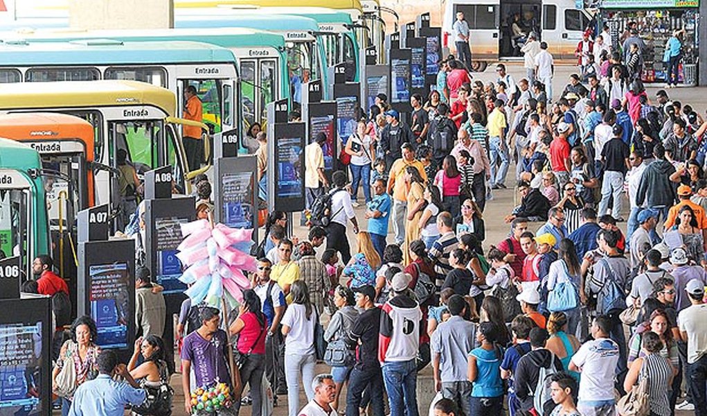 Os rodoviários conseguiram reajuste salarial de 20%, aumento de 40% na cesta básica e acréscimo de 20% no tíquete-alimentação. Com isso, os motoristas que hoje recebem R$ 1.607 passarão a ganhar R$ 1.928; os cobradores também terão os vencimentos aumentados, de R$ 840 para R$ 981; greve estava programa para ser deflagrada nesta segunda-feira; mobilidade garantida durante a Copa (Foto: Aquiles Lins) Os rodoviários conseguiram reajuste salarial de 20%, aumento de 40% na cesta básica e acréscimo de 20% no tíquete-alimentação. Com isso, os motoristas que hoje recebem R$ 1.607 passarão a ganhar R$ 1.928; os cobradores também terão os vencimentos aumentados, de R$ 840 para R$ 981; greve estava programa para ser deflagrada nesta segunda-feira; mobilidade garantida durante a Copa