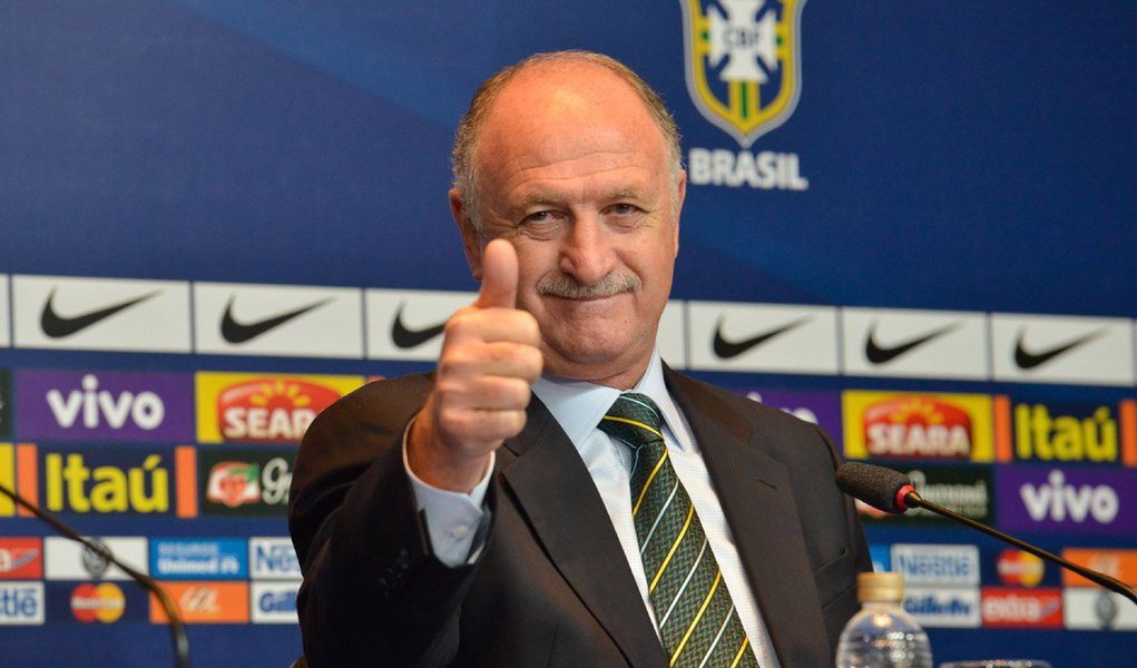 Datafolha aponta que 68% dos torcedores apoiam o técnico da Seleção Brasileira; ele é disparado o treinador mais popular em véspera de Copa do Mundo; em 2010, 49% avaliavam o trabalho de Dunga como ótimo ou bom e, em 2006, Parreira foi aos 62%; a pesquisa mostra ainda que 68% acreditam que o Brasil chegará ao hexa e que 63% pretendem assistir ao torneio, que começa na quinta-feira (12) com o jogo entre Brasil e Croácia, no Itaquerão (Foto: Realle Palazzo-Martini) Datafolha aponta que 68% dos torcedores apoiam o técnico da Seleção Brasileira; ele é disparado o treinador mais popular em véspera de Copa do Mundo; em 2010, 49% avaliavam o trabalho de Dunga como ótimo ou bom e, em 2006, Parreira foi aos 62%; a pesquisa mostra ainda que 68% acreditam que o Brasil chegará ao hexa e que 63% pretendem assistir ao torneio, que começa na quinta-feira (12) com o jogo entre Brasil e Croácia, no Itaquerão