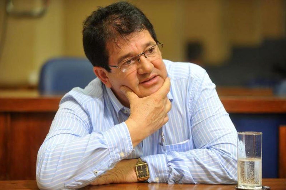 Vereador de Santa Maria João Carlos Maciel (PMDB) foi preso em flagrante por manter em depósito e fornecer medicamentos de origem ignorada; a ação fez parte da segunda fase da Operação Medicaro, da Polícia e do Ministério Público Federal; também foi preso temporariamente um servidor da 4ª Coordenadoria Regional de Saúde (4ª CRS), por suspeita de integrar um esquema de superfaturamento de medicamentos do SUS, fornecidos por meio de ações judiciais (Foto: Leonardo Lucena) Vereador de Santa Maria João Carlos Maciel (PMDB) foi preso em flagrante por manter em depósito e fornecer medicamentos de origem ignorada; a ação fez parte da segunda fase da Operação Medicaro, da Polícia e do Ministério Público Federal; também foi preso temporariamente um servidor da 4ª Coordenadoria Regional de Saúde (4ª CRS), por suspeita de integrar um esquema de superfaturamento de medicamentos do SUS, fornecidos por meio de ações judiciais