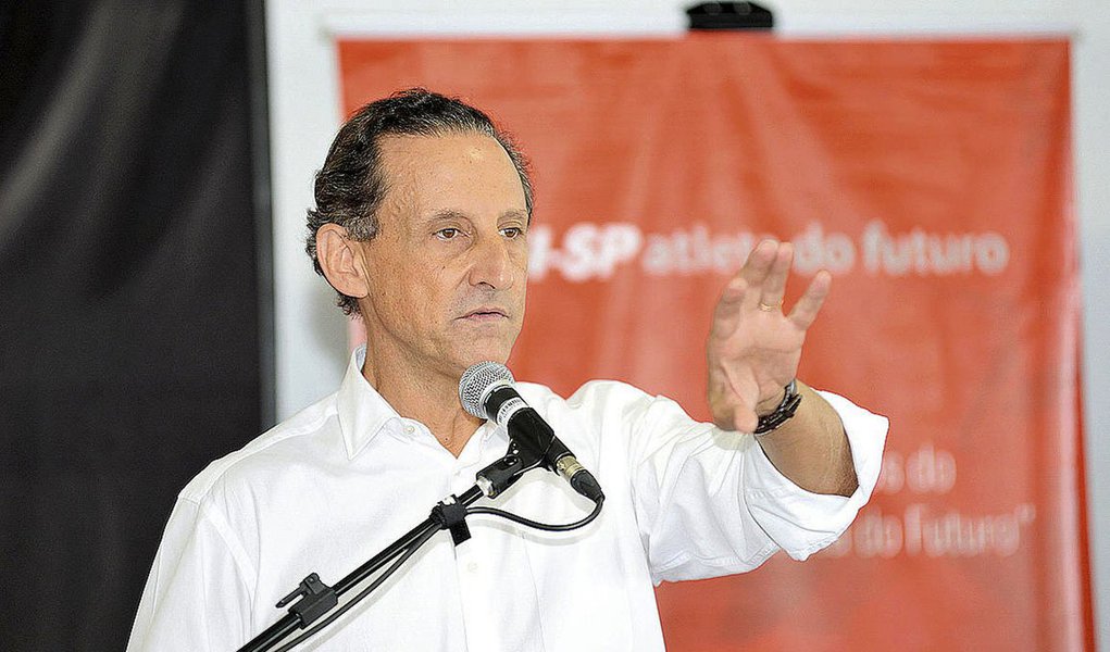 Pré-candidato do PMDB ao governo de São Paulo, Paulo Skaf rebateu a acusação de que estaria usando indevidamente, com fins eleitorais, a Federação das Indústrias do Estado de São Paulo (Fiesp), instituição que preside: “É uma acusação de adversários apavorados que estão aí há 20 anos no governo e se apavoram com a renovação e uma visão mais moderna”; em decisão do dia 8 de abril, o TRE-SP cassou 40 minutos na televisão e 40 no rádio das inserções estaduais referentes à propaganda partidária do PMDB (Foto: Roberta Namour) Pré-candidato do PMDB ao governo de São Paulo, Paulo Skaf rebateu a acusação de que estaria usando indevidamente, com fins eleitorais, a Federação das Indústrias do Estado de São Paulo (Fiesp), instituição que preside: “É uma acusação de adversários apavorados que estão aí há 20 anos no governo e se apavoram com a renovação e uma visão mais moderna”; em decisão do dia 8 de abril, o TRE-SP cassou 40 minutos na televisão e 40 no rádio das inserções estaduais referentes à propaganda partidária do PMDB