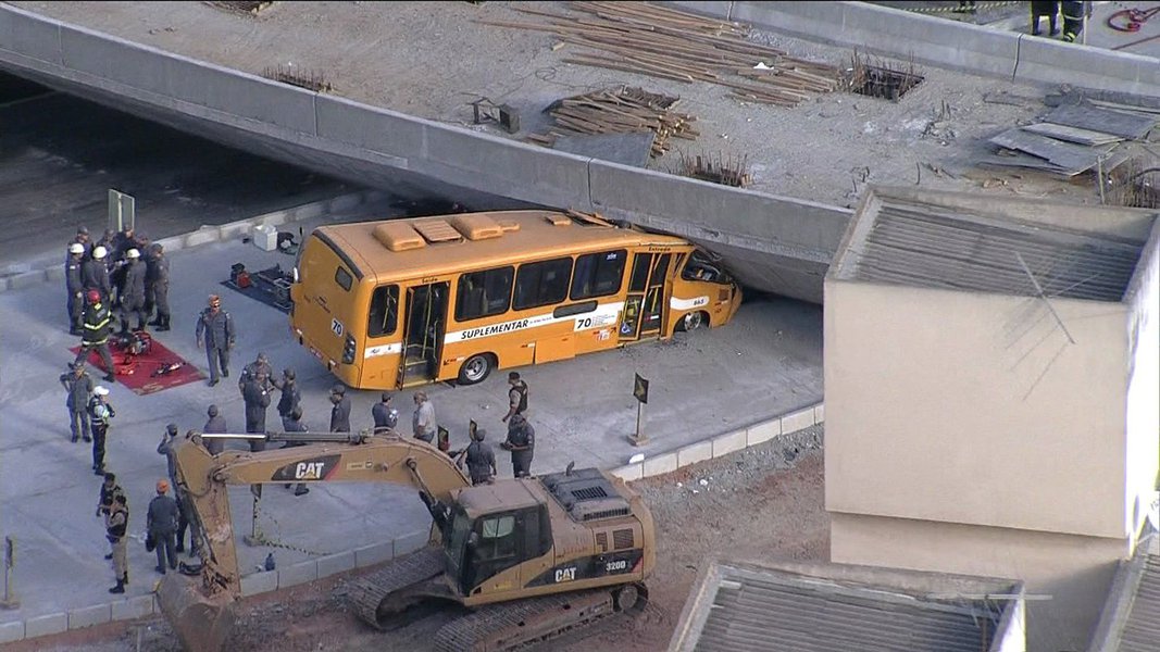 Corpo de Bombeiros confirma a morte de uma pessoa, a motorista de um micro-ônibus atingido pela estrutura; governo de Minas informa duas mortes e 22 feridos; acidente ocorreu na região da Pampulha, onde fica o estádio do Mineirão; dois caminhões e um carro também foram atingidos; vídeo (Foto: Leonardo Lucena) Corpo de Bombeiros confirma a morte de uma pessoa, a motorista de um micro-ônibus atingido pela estrutura; governo de Minas informa duas mortes e 22 feridos; acidente ocorreu na região da Pampulha, onde fica o estádio do Mineirão; dois caminhões e um carro também foram atingidos; vídeo