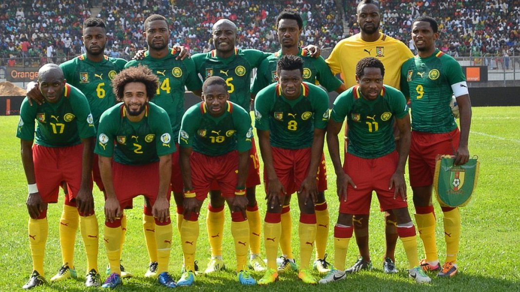 Time do craque Samuel Eto'o, que enfrenta o Brasil na primeira fase, não embarcou no voo que traria a seleção ao País; protesto foi uma ação grevista sobre seus pagamentos pela participação na Copa do Mundo, segundo relatos da mídia local; os jogadores de Camarões ameaçaram uma greve na semana passada até que recebessem pagamentos prometidos pela participação na Copa do Mundo, mas suspenderam o movimento antes de seu amistoso internacional contra a Alemanha no último domingo; impasse ainda não foi resolvido (Foto: Leonardo Attuch) Time do craque Samuel Eto'o, que enfrenta o Brasil na primeira fase, não embarcou no voo que traria a seleção ao País; protesto foi uma ação grevista sobre seus pagamentos pela participação na Copa do Mundo, segundo relatos da mídia local; os jogadores de Camarões ameaçaram uma greve na semana passada até que recebessem pagamentos prometidos pela participação na Copa do Mundo, mas suspenderam o movimento antes de seu amistoso internacional contra a Alemanha no último domingo; impasse ainda não foi resolvido