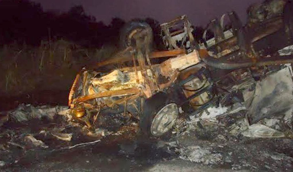 O acidente aconteceu na madrugada desta quinta-feira, 13, no município de Alvorada, região Sul do Tocantins; segundo a Polícia Rodoviária Federal, o condutor do veículo GM Astra, com placa de Goiás, trafegava no sentido norte/sul, perdeu o controle de veículo após passar por uma depressão no asfalto e colidiu na lateral do bitrem, com dois semireboques carregados de etanol, que também perdeu o controle e tombou sobre a pista, iniciando-se um incêndio; o motorista do Astra teve ferimentos graves e foi levado para o Hospital Regional de Gurupi; já o motorista do caminhão bitrem morreu carbonizado no local (Foto: Aquiles Lins) O acidente aconteceu na madrugada desta quinta-feira, 13, no município de Alvorada, região Sul do Tocantins; segundo a Polícia Rodoviária Federal, o condutor do veículo GM Astra, com placa de Goiás, trafegava no sentido norte/sul, perdeu o controle de veículo após passar por uma depressão no asfalto e colidiu na lateral do bitrem, com dois semireboques carregados de etanol, que também perdeu o controle e tombou sobre a pista, iniciando-se um incêndio; o motorista do Astra teve ferimentos graves e foi levado para o Hospital Regional de Gurupi; já o motorista do caminhão bitrem morreu carbonizado no local