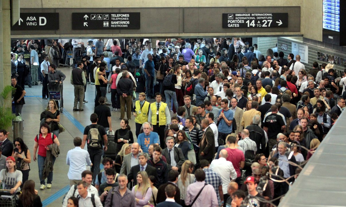 O primeiro dia da Operação Fim de Ano anunciada pela Agência Nacional de Aviação Civil (Anac) para fiscalizar as empresas aéreas e evitar atrasos nos aeroportos, a Infraero registrou, até 17h, 150 voos (9,1 %)atrasados em todos o país, dos 1.642 voos previstos; segundo a Infraero, 46 voos (2,8%) foram cancelados, e 15 estão atrasados; maior número de ocorrências foi registrado no aeroporto de Guarulhos; foram registrados 27 atrasos e um cancelamento (de um total de 169 voos programados) até então (Foto: Romulo Faro) O primeiro dia da Operação Fim de Ano anunciada pela Agência Nacional de Aviação Civil (Anac) para fiscalizar as empresas aéreas e evitar atrasos nos aeroportos, a Infraero registrou, até 17h, 150 voos (9,1 %)atrasados em todos o país, dos 1.642 voos previstos; segundo a Infraero, 46 voos (2,8%) foram cancelados, e 15 estão atrasados; maior número de ocorrências foi registrado no aeroporto de Guarulhos; foram registrados 27 atrasos e um cancelamento (de um total de 169 voos programados) até então