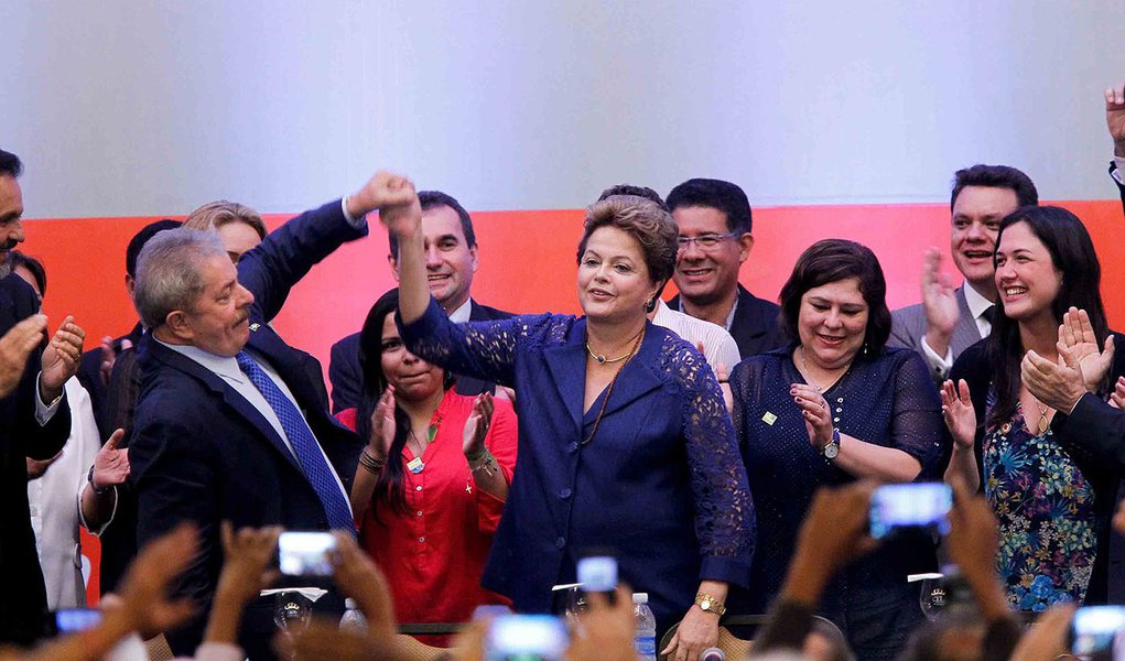 Em participação no 5º Congresso Nacional do PT, presidente Dilma Rousseff disse que o Brasil superou os limites e impossibilidades do passado; "Diziam que seria impossível ao governo do PT ter responsabilidade com as contas públicas e com o controle da inflação. Mas nós mostramos que é perfeitamente possível combinar responsabilidade social com responsabilidade fiscal e econômica. Demonstramos, na realidade, que uma não faz sentido sem a outra", afirmou; a presidente também citou como conquistas do governo petista o Mais Médicos: "A população entendeu o significado do programa e que havia uma visão elitista à respeito da chegada de médicos estrangeiros" (Foto: Roberta Namour) Em participação no 5º Congresso Nacional do PT, presidente Dilma Rousseff disse que o Brasil superou os limites e impossibilidades do passado; "Diziam que seria impossível ao governo do PT ter responsabilidade com as contas públicas e com o controle da inflação. Mas nós mostramos que é perfeitamente possível combinar responsabilidade social com responsabilidade fiscal e econômica. Demonstramos, na realidade, que uma não faz sentido sem a outra", afirmou; a presidente também citou como conquistas do governo petista o Mais Médicos: "A população entendeu o significado do programa e que havia uma visão elitista à respeito da chegada de médicos estrangeiros"