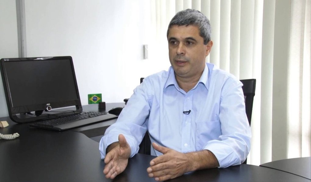 Declaração é do secretário de Organização do PT, Florisvaldo Souza; ele questionou a integridade dos críticos do tesoureiro do partido, João Vaccari Neto; segundo Florisvaldo, parlamentares do DEM e do PSDB "não têm autoridade moral" para atacar Vaccari, como fizeram, nesta quinta (9), durante seu depoimento à CPI da Petrobras (Foto: Valter Lima) Declaração é do secretário de Organização do PT, Florisvaldo Souza; ele questionou a integridade dos críticos do tesoureiro do partido, João Vaccari Neto; segundo Florisvaldo, parlamentares do DEM e do PSDB "não têm autoridade moral" para atacar Vaccari, como fizeram, nesta quinta (9), durante seu depoimento à CPI da Petrobras