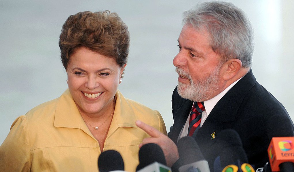 Num segundo mandato, programa de governo petista sinaliza que Dilma deve fazer a reposição de preços da gasolina e da energia elétrica gradativamente para reequilibrar as contas da Petrobras e da Eletrobras: "Temos que pensar no mercado, mas também no povo"; partido acredita que tem condições para transformar Dilma no agente da mudança desejada por dois terços da população, sentimento apontado em pesquisas recentes (Foto: Roberta Namour) Num segundo mandato, programa de governo petista sinaliza que Dilma deve fazer a reposição de preços da gasolina e da energia elétrica gradativamente para reequilibrar as contas da Petrobras e da Eletrobras: "Temos que pensar no mercado, mas também no povo"; partido acredita que tem condições para transformar Dilma no agente da mudança desejada por dois terços da população, sentimento apontado em pesquisas recentes