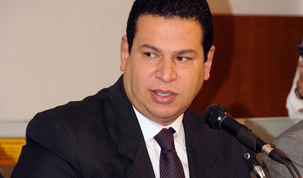 Deputado estadual Cabo Júlio (PMDB) negou, por meio de nota, ter participado de uma reunião com integrantes do seu partido, em Belo Horizonte, onde os peemedebistas teriam ouvido o presidente do PSDB mineiro, Marcus Pestana, oferecer R$ 20 milhões à legenda para que o dirigente do PMDB-MG, Antonio Andrade, se candidatasse ao Senado na chapa tucana; "A única reunião que participei como integrante da Executiva estadual do PMDB foi na sede do partido em reunião aberta com a presença inclusive da imprensa, em que presidiu a reunião o deputado federal Saraiva Felipe, então presidente do PMDB", afirma o cabo (Foto: Gisele Federicce) Deputado estadual Cabo Júlio (PMDB) negou, por meio de nota, ter participado de uma reunião com integrantes do seu partido, em Belo Horizonte, onde os peemedebistas teriam ouvido o presidente do PSDB mineiro, Marcus Pestana, oferecer R$ 20 milhões à legenda para que o dirigente do PMDB-MG, Antonio Andrade, se candidatasse ao Senado na chapa tucana; "A única reunião que participei como integrante da Executiva estadual do PMDB foi na sede do partido em reunião aberta com a presença inclusive da imprensa, em que presidiu a reunião o deputado federal Saraiva Felipe, então presidente do PMDB", afirma o cabo