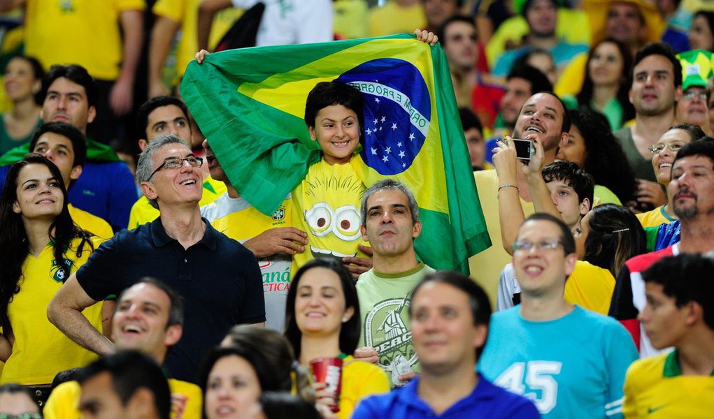 Fifa computou 14.104 solicitações de compra de ingressos para a Copa do Mundo de 2014, uma hora depois do início das vendas pela internet. No total, 81.821 entradas foram pedidas no período. Brasileiros são os responsáveis pelo maior número de pedidos, seguidos dos argentinos (Foto: Gisele Federicce) Fifa computou 14.104 solicitações de compra de ingressos para a Copa do Mundo de 2014, uma hora depois do início das vendas pela internet. No total, 81.821 entradas foram pedidas no período. Brasileiros são os responsáveis pelo maior número de pedidos, seguidos dos argentinos