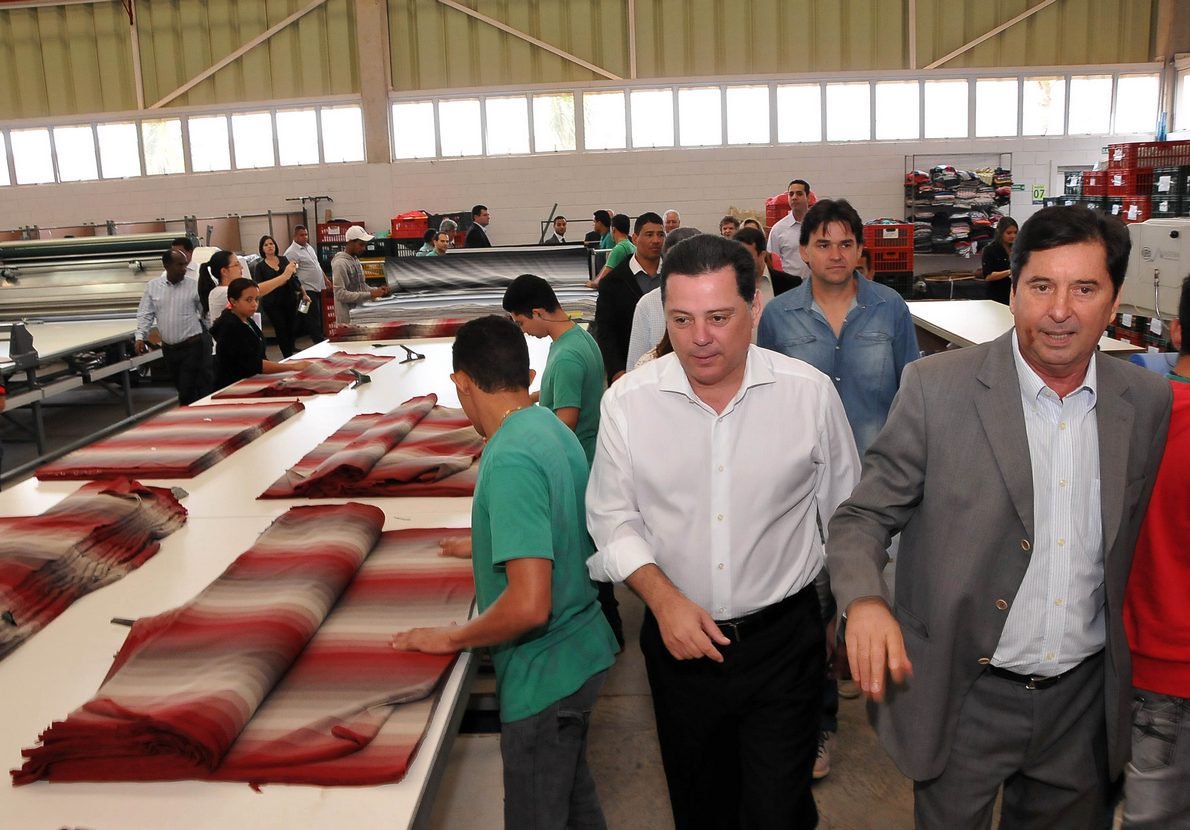 “Voltamos a acelerar o desenvolvimento industrial porque, na nossa compreensão, essa política de trocas de empregos por parcelas dos impostos é muito benéfica para todos”, disse o governador, que conheceu a linha de produção da indústria de roupas masculinas Sallo, localizada no Polo Empresarial de Aparecida de Goiânia; tucano estava acompanhado do prefeito Maguito Vilela (PMDB), da senadora Lúcia Vânia (PSDB) e de presidentes de agências (Foto: Realle Palazzo-Martini) “Voltamos a acelerar o desenvolvimento industrial porque, na nossa compreensão, essa política de trocas de empregos por parcelas dos impostos é muito benéfica para todos”, disse o governador, que conheceu a linha de produção da indústria de roupas masculinas Sallo, localizada no Polo Empresarial de Aparecida de Goiânia; tucano estava acompanhado do prefeito Maguito Vilela (PMDB), da senadora Lúcia Vânia (PSDB) e de presidentes de agências