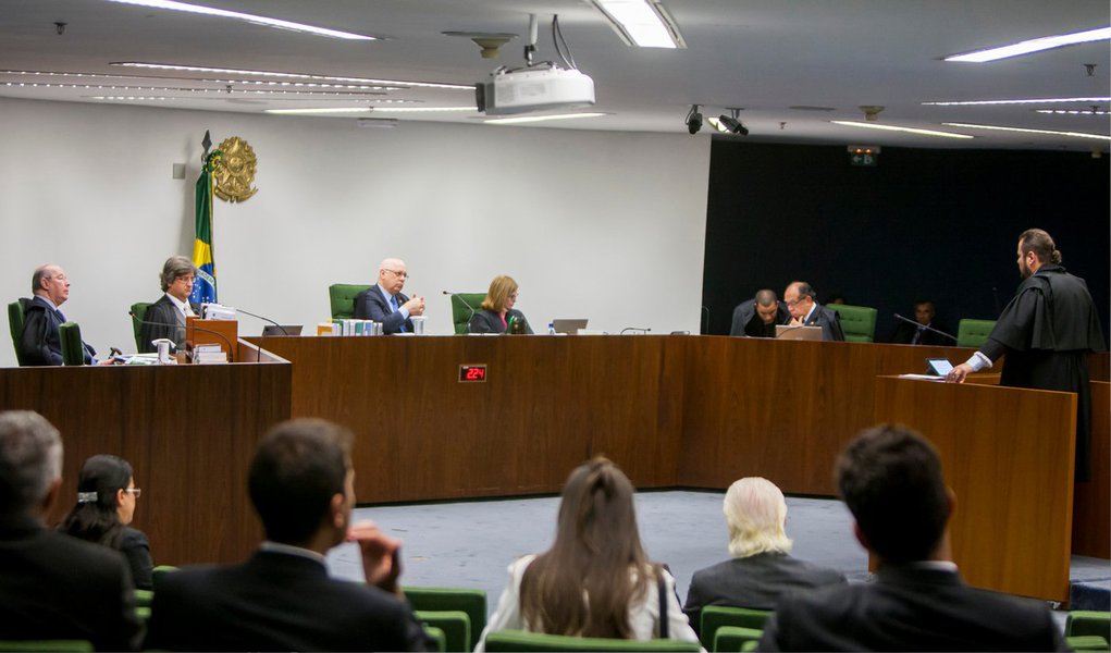 A Segunda Turma do STF, colegiado que será responsável pelo julgamento do processo da Operação Lava Jato, decidiu nesta terça (10) convocar um ministro da Primeira Turma para ocupar a cadeira deixada pelo ministro Joaquim Barbosa, que se aposentou; medida foi tomada porque ainda não foi indicado um nome para a vaga deixada por Barbosa no tribunal; decisão impedirá que o novo ministro julgue os políticos acusados na Lava Jato; ainda não foi decidido quem passará a integrar a Segunda Turma (Foto: Valter Lima) A Segunda Turma do STF, colegiado que será responsável pelo julgamento do processo da Operação Lava Jato, decidiu nesta terça (10) convocar um ministro da Primeira Turma para ocupar a cadeira deixada pelo ministro Joaquim Barbosa, que se aposentou; medida foi tomada porque ainda não foi indicado um nome para a vaga deixada por Barbosa no tribunal; decisão impedirá que o novo ministro julgue os políticos acusados na Lava Jato; ainda não foi decidido quem passará a integrar a Segunda Turma