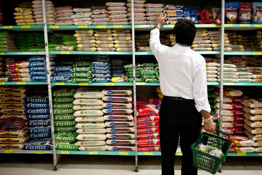 Salvador registrou alta na cesta básica pelo terceiro mês consecutivo; variação em maio foi de 1,14% contra 0,67% de abril; preço médio subiu de R$ 274,38 para R$ 277,52; segundo o Dieese, nova alta reduziu poder de compra do trabalhador soteropolitano que ganha salário mínimo, que comprometeu 41,66% do rendimento líquido com a cesta em maio, percentual maior que o comprometido em abril (41,19%) (Foto: Romulo Faro) Salvador registrou alta na cesta básica pelo terceiro mês consecutivo; variação em maio foi de 1,14% contra 0,67% de abril; preço médio subiu de R$ 274,38 para R$ 277,52; segundo o Dieese, nova alta reduziu poder de compra do trabalhador soteropolitano que ganha salário mínimo, que comprometeu 41,66% do rendimento líquido com a cesta em maio, percentual maior que o comprometido em abril (41,19%)
