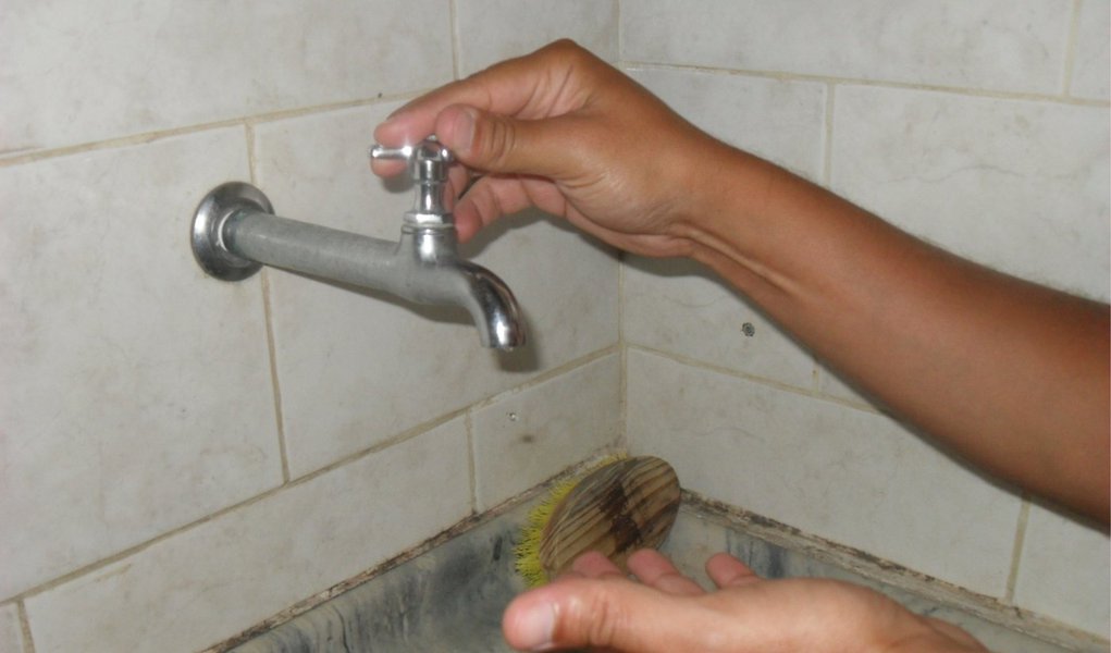 A Companhia Estadual de Águas e Esgotos (Cedae) interrompeu o fornecimento de água na cidade do Rio de Janeiro e Baixada Fluminense. A paralisação, que afeta alguns bairros da capital fluminense, tem por objetivo a manutenção preventiva da Estação de Tratamento de Água do Rio Guandu e interligação da primeira etapa da nova adutora, que integra o projeto de aumento de oferta de água para Barra da Tijuca e Jacarepaguá; conforme a companhia, a manutenção ocorre sem transtornos (Foto: Leonardo Lucena) A Companhia Estadual de Águas e Esgotos (Cedae) interrompeu o fornecimento de água na cidade do Rio de Janeiro e Baixada Fluminense. A paralisação, que afeta alguns bairros da capital fluminense, tem por objetivo a manutenção preventiva da Estação de Tratamento de Água do Rio Guandu e interligação da primeira etapa da nova adutora, que integra o projeto de aumento de oferta de água para Barra da Tijuca e Jacarepaguá; conforme a companhia, a manutenção ocorre sem transtornos