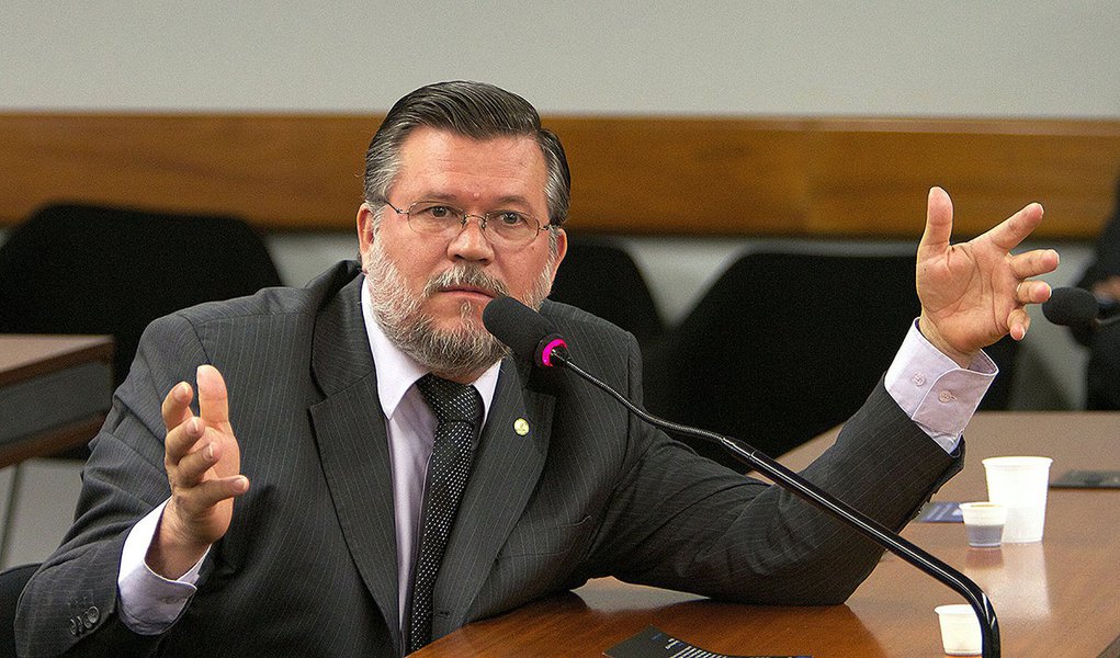 Escolha pelo deputado Assis Couto, do PT-PR, surpreendeu e deixou de lado integrantes históricos da área, como o deputado Nilmário Miranda (MG) e a deputada Érika Kokay (DF); parlamentar tem trabalho legislativo vinculado à área de agricultura familiar (Foto: Roberta Namour) Escolha pelo deputado Assis Couto, do PT-PR, surpreendeu e deixou de lado integrantes históricos da área, como o deputado Nilmário Miranda (MG) e a deputada Érika Kokay (DF); parlamentar tem trabalho legislativo vinculado à área de agricultura familiar