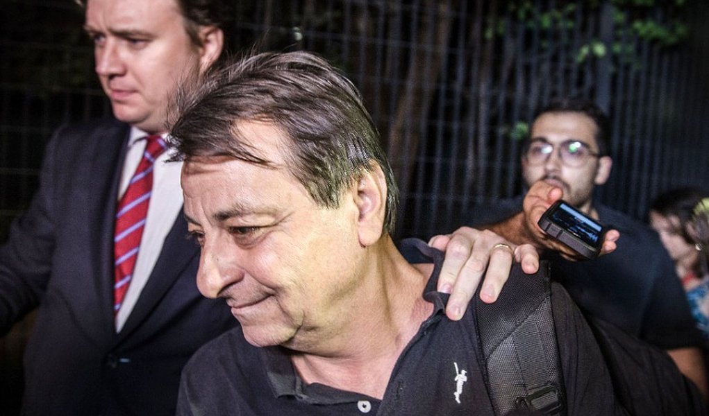 Ativista Cesare Battisti foi preso nesta quinta-feira pela Polícia Federal no município de Embu das Artes (SP); a ordem partiu de uma juíza do Distrito Federal que decidiu pela deportação dele, considerando-o um estrangeiro em situação irregular no Brasil; ele foi condenado pela Justiça italiana à prisão perpétua, mas teve permanência no Brasil assegurada na gestão Lula (Foto: Roberta Namour) Ativista Cesare Battisti foi preso nesta quinta-feira pela Polícia Federal no município de Embu das Artes (SP); a ordem partiu de uma juíza do Distrito Federal que decidiu pela deportação dele, considerando-o um estrangeiro em situação irregular no Brasil; ele foi condenado pela Justiça italiana à prisão perpétua, mas teve permanência no Brasil assegurada na gestão Lula