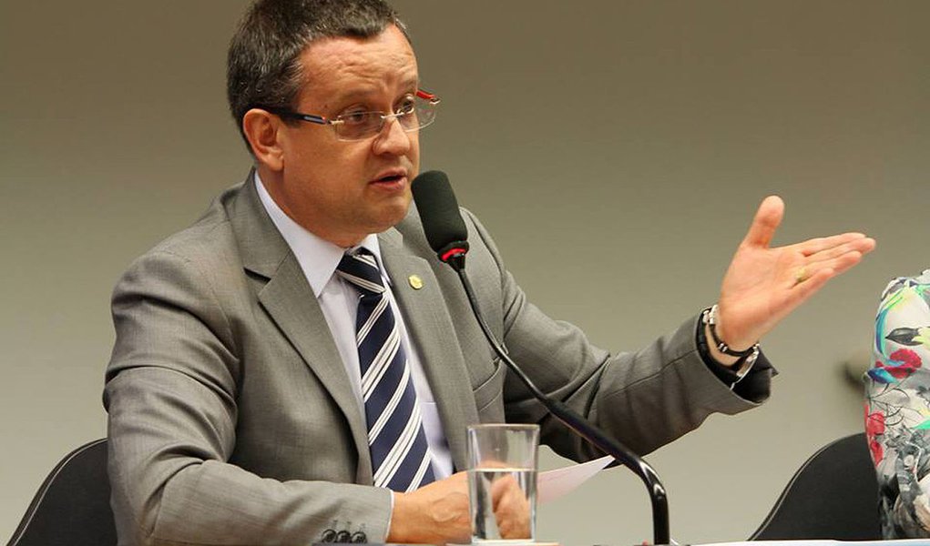 Deputado federal Beto Albuquerque (PSB-RS) manteve intenso bate-boca nesta sexta-feira com o perfil humorístico mantido por Jefferson Monteiro na rede social; parlamentar acusou Dilma Bolada de fazer campanha antecipada, sempre com provocações: "Fazer campanha eleitoral antecipado é proibido por lei querida. Você não esta acima da lei lindona!"; como resposta, recebeu uma cutucada: "nada nessa vida é fácil. Aliás deputado, 13h09 de sexta-feira, dia útil, não tem nada pra fazer não? Tá faltando serviço?" (Foto: Voney Malta) Deputado federal Beto Albuquerque (PSB-RS) manteve intenso bate-boca nesta sexta-feira com o perfil humorístico mantido por Jefferson Monteiro na rede social; parlamentar acusou Dilma Bolada de fazer campanha antecipada, sempre com provocações: "Fazer campanha eleitoral antecipado é proibido por lei querida. Você não esta acima da lei lindona!"; como resposta, recebeu uma cutucada: "nada nessa vida é fácil. Aliás deputado, 13h09 de sexta-feira, dia útil, não tem nada pra fazer não? Tá faltando serviço?"