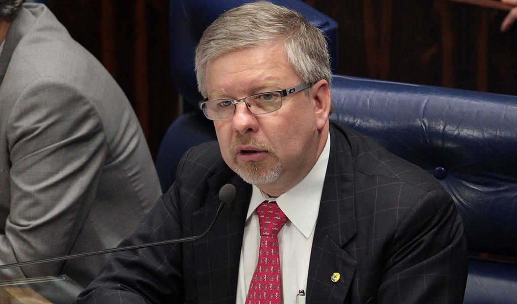 Deputado Marco Maia (PT-RS) apresentará o plano de trabalho do colegiado em reunião marcada para as 17 horas; senador Aécio Neves (PSDB-MG) já apresentou um plano de trabalho alternativo para a comissão; ele sugeriu, com apoio da oposição, a convocação e quebra dos sigilos bancário, telefônico e fiscal de várias pessoas, entre elas do ex-presidente da Petrobras Sérgio Gabrielli (Foto: Gisele Federicce) Deputado Marco Maia (PT-RS) apresentará o plano de trabalho do colegiado em reunião marcada para as 17 horas; senador Aécio Neves (PSDB-MG) já apresentou um plano de trabalho alternativo para a comissão; ele sugeriu, com apoio da oposição, a convocação e quebra dos sigilos bancário, telefônico e fiscal de várias pessoas, entre elas do ex-presidente da Petrobras Sérgio Gabrielli