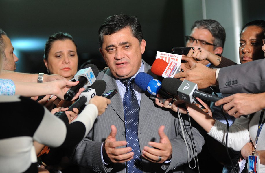O Diário Oficial da União publicou hoje a medida provisória que corrige a tabela do Imposto de Renda da Pessoas Físicas (IRPF) de acordo com a faixa de renda do contribuinte. A publicação é resultado do diálogo do governo com o Congresso Nacional. Para o líder do governo na Câmara Federal, deputado federal José Guimarães (PT-CE), "a base está afinada e disposta a apoiar o governo nas votações desta semana", frisou após reunião com os líderes da base (Foto: Fatima 247) O Diário Oficial da União publicou hoje a medida provisória que corrige a tabela do Imposto de Renda da Pessoas Físicas (IRPF) de acordo com a faixa de renda do contribuinte. A publicação é resultado do diálogo do governo com o Congresso Nacional. Para o líder do governo na Câmara Federal, deputado federal José Guimarães (PT-CE), "a base está afinada e disposta a apoiar o governo nas votações desta semana", frisou após reunião com os líderes da base