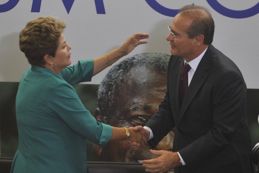 O presidente do Congresso, senador Renan Calheiros (PMDB-AL), cumpriu uma missão que parecia impossível: construir uma relação harmoniosa com a presidente Dilma Rousseff, com quem terá reuniões semanais, a partir de agora. E o fez com a ajuda do ex-presidente Lula (Foto: Leonardo Attuch) O presidente do Congresso, senador Renan Calheiros (PMDB-AL), cumpriu uma missão que parecia impossível: construir uma relação harmoniosa com a presidente Dilma Rousseff, com quem terá reuniões semanais, a partir de agora. E o fez com a ajuda do ex-presidente Lula