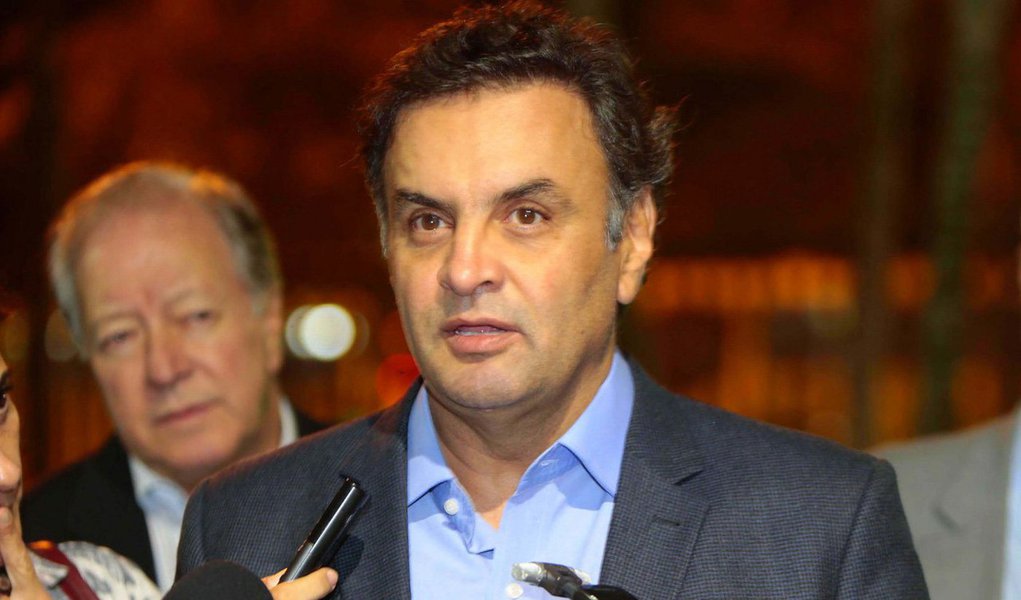 O senador e presidenciável pelo PSDB, Aécio Neves (MG), deve desembarcar em Pernambuco na próxima segunda-feira (9), quatro dias antes da visita da presidente Dilma Rousseff (PT) e do ex-presidente Luiz Inácio Lula da Silva (PT) ao Estado; a expectativa do PSDB é que Aécio possa marcar presença no Estado, onde tem uma preferência de cerca de 3% do eleitorado; o tucano também deve definir qual será o rumo da legenda em Pernambuco, após a sinalização do PSB de que deve lançar um candidato próprio em Minas; “A nossa expectativa é de que durante a visita ele possa definir quais serão os rumos do partido", disse o deputado federal Daniel Coelho (Foto: Paulo Emílio) O senador e presidenciável pelo PSDB, Aécio Neves (MG), deve desembarcar em Pernambuco na próxima segunda-feira (9), quatro dias antes da visita da presidente Dilma Rousseff (PT) e do ex-presidente Luiz Inácio Lula da Silva (PT) ao Estado; a expectativa do PSDB é que Aécio possa marcar presença no Estado, onde tem uma preferência de cerca de 3% do eleitorado; o tucano também deve definir qual será o rumo da legenda em Pernambuco, após a sinalização do PSB de que deve lançar um candidato próprio em Minas; “A nossa expectativa é de que durante a visita ele possa definir quais serão os rumos do partido", disse o deputado federal Daniel Coelho