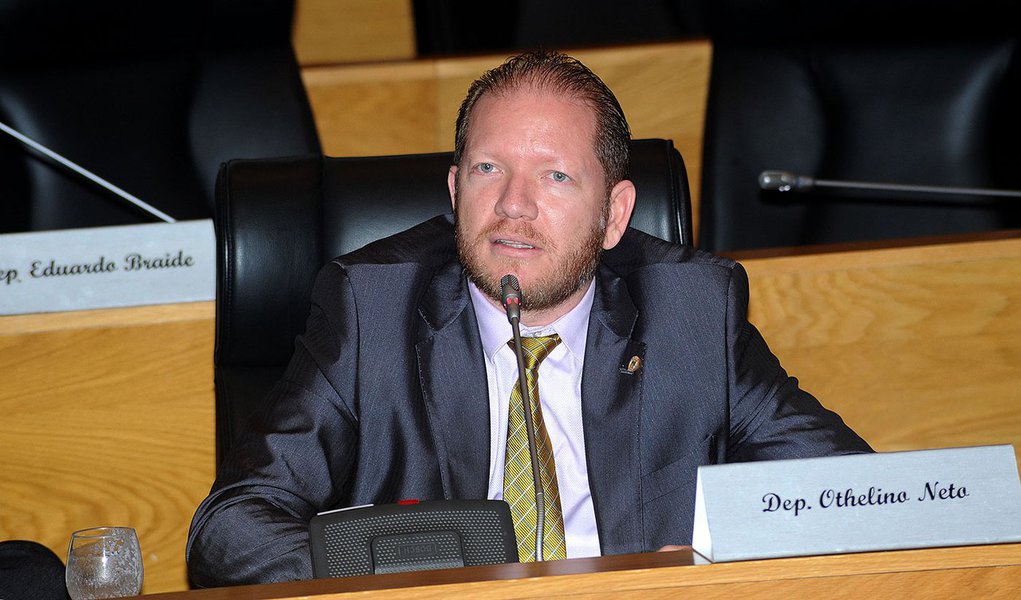 O deputado estadual Othelino Neto (PCdoB) criticou o fato do grupo Sarney ainda ter coragem de falar que a Refinaria da Petrobras é uma conquista do Maranhão; ele criticou ainda trecho do artigo de Sarney que fala que o Maranhão inteiro está ligado por estradas asfaltadas. Para Othelino, o Estado ainda está muito longe disso e, ainda assim, muitas MA’s recém-construídas já estão esburacadas (Foto: Itevaldo Junior) O deputado estadual Othelino Neto (PCdoB) criticou o fato do grupo Sarney ainda ter coragem de falar que a Refinaria da Petrobras é uma conquista do Maranhão; ele criticou ainda trecho do artigo de Sarney que fala que o Maranhão inteiro está ligado por estradas asfaltadas. Para Othelino, o Estado ainda está muito longe disso e, ainda assim, muitas MA’s recém-construídas já estão esburacadas