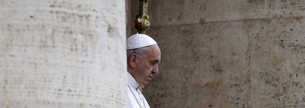 O papa Francisco rezou pelo fim da perseguição de cristãos em seu discurso de domingo de Páscoa, homenageando os estudantes massacrados por militantes islâmicos na Universidade de Garissa, no Quênia; “Pedimos a Jesus, o vencedor sobre a morte, para iluminar o sofrimento de nossos irmãos e irmãs que são perseguidos por seu nome, e por todos aqueles que sofrem injustiças como resultado de conflitos e violência – e são muitos”, disse; ataques a cristãos na África e no Oriente Médio têm sido o pano de fundo de todas as cerimônias de Semana Santa até a Páscoa (Foto: Aquiles Lins) O papa Francisco rezou pelo fim da perseguição de cristãos em seu discurso de domingo de Páscoa, homenageando os estudantes massacrados por militantes islâmicos na Universidade de Garissa, no Quênia; “Pedimos a Jesus, o vencedor sobre a morte, para iluminar o sofrimento de nossos irmãos e irmãs que são perseguidos por seu nome, e por todos aqueles que sofrem injustiças como resultado de conflitos e violência – e são muitos”, disse; ataques a cristãos na África e no Oriente Médio têm sido o pano de fundo de todas as cerimônias de Semana Santa até a Páscoa