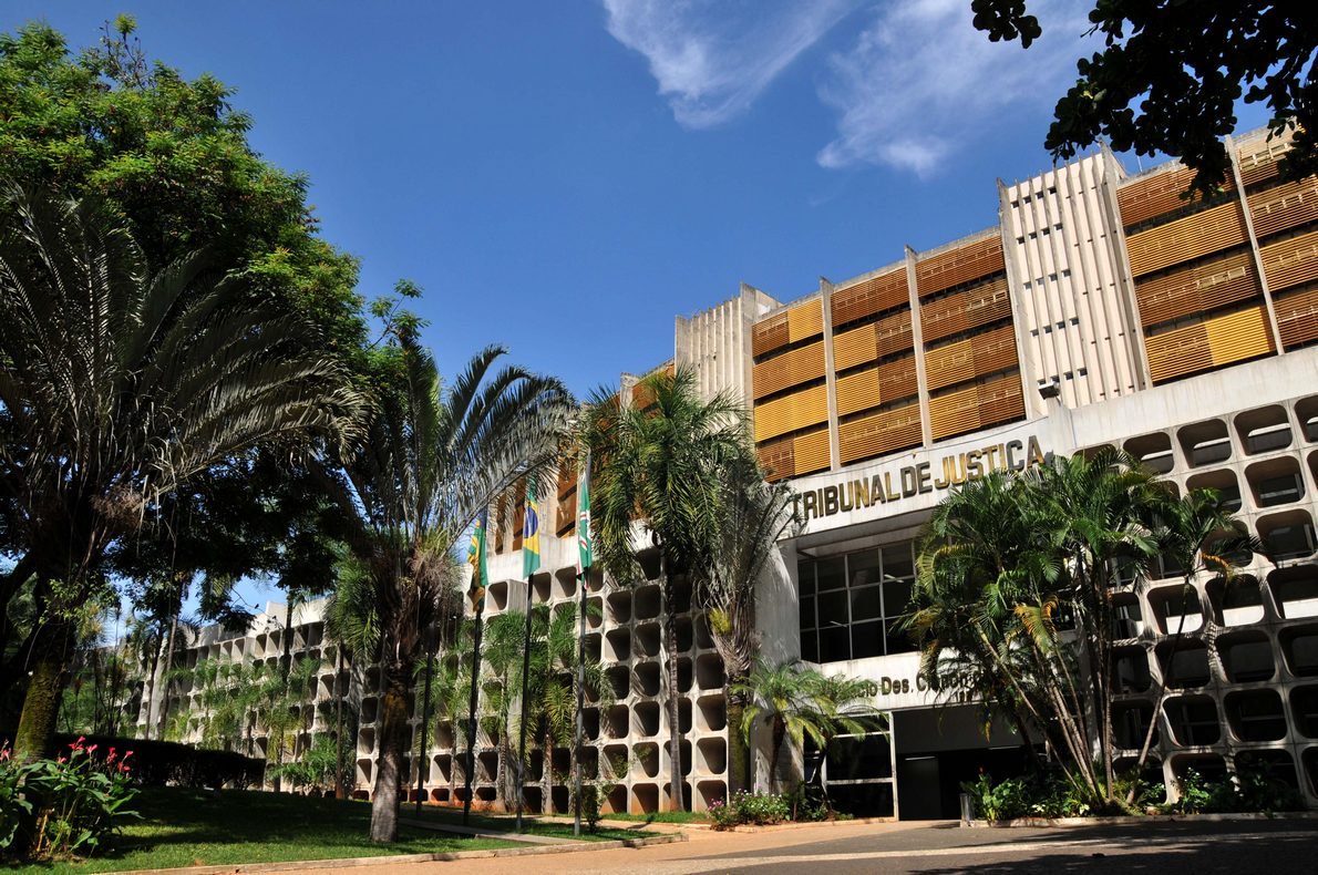 Tribunal de Justiça do Estado está entre os 12 que não cumprem resolução do Conselho Nacional de Justiça que estende os efeitos da Lei da Ficha Limpa para os ocupantes de cargos comissionados no Poder Judiciário. Tribunais que descumprem a decisão podem se enquadrar em três casos: há servidores sem ficha limpa; o tribunal não fez um levantamento de todos os comissionados para verificar se há algum ficha-suja ou não prestou todas as informações ao Conselho (Foto: Realle Palazzo-Martini) Tribunal de Justiça do Estado está entre os 12 que não cumprem resolução do Conselho Nacional de Justiça que estende os efeitos da Lei da Ficha Limpa para os ocupantes de cargos comissionados no Poder Judiciário. Tribunais que descumprem a decisão podem se enquadrar em três casos: há servidores sem ficha limpa; o tribunal não fez um levantamento de todos os comissionados para verificar se há algum ficha-suja ou não prestou todas as informações ao Conselho
