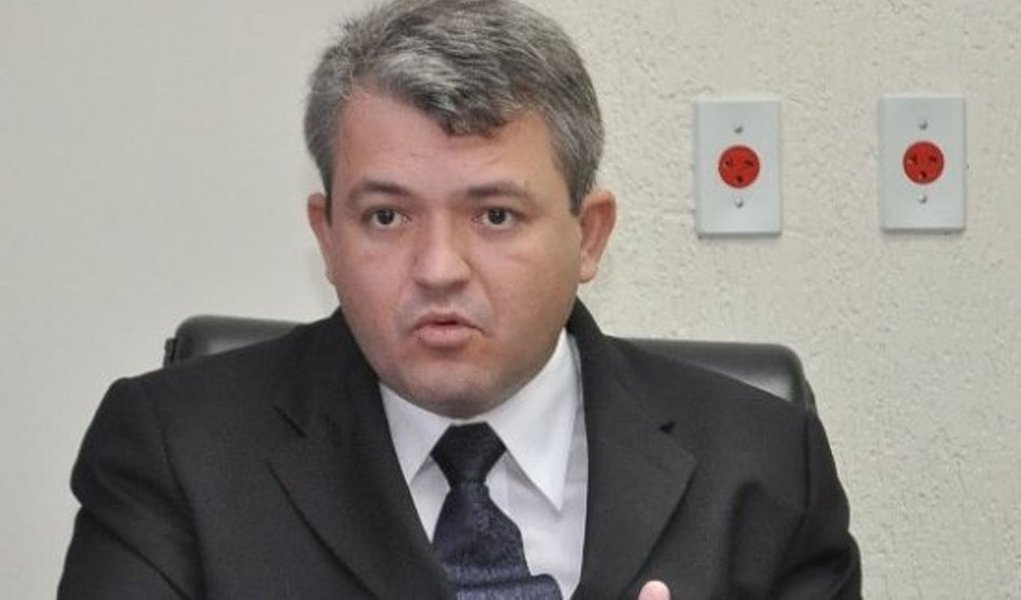 A votação foi secreta e a indicação recebeu o voto de 15 dos 17 parlamentares que estiveram presentes na sessão; a indicação foi pelo governador Sandoval Cardoso (SD) como cota de sua livre escolha; procurador geral do Estado, André Luiz de Matos Gonçalves irá substituir o conselheiro aposentado Herbert de Carvalho; com a decisão, o procurador agora deverá tomar posse em sessão realizada pelo TCE (Foto: Aquiles Lins) A votação foi secreta e a indicação recebeu o voto de 15 dos 17 parlamentares que estiveram presentes na sessão; a indicação foi pelo governador Sandoval Cardoso (SD) como cota de sua livre escolha; procurador geral do Estado, André Luiz de Matos Gonçalves irá substituir o conselheiro aposentado Herbert de Carvalho; com a decisão, o procurador agora deverá tomar posse em sessão realizada pelo TCE