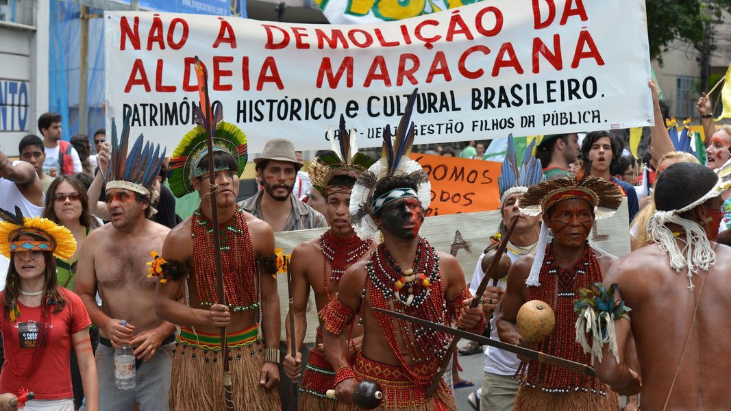 O prédio está ocupado por 12 policiais do Batalhão de Choque, em cinco viaturas, que não permitem a entrada dos índios e dos simpatizantes da causa (Foto: Leonardo Attuch) O prédio está ocupado por 12 policiais do Batalhão de Choque, em cinco viaturas, que não permitem a entrada dos índios e dos simpatizantes da causa