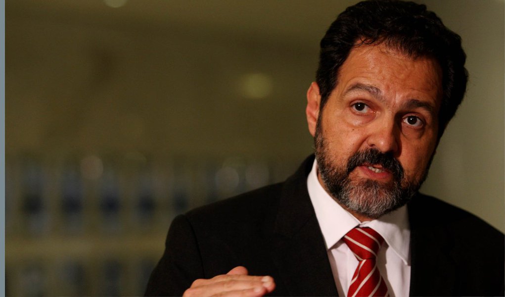 Na manhã desta sexta-feira (17), na residência oficial de Águas Claras, o governador Agnelo Queiroz (PT) se reuniu com todos os secretários e pediu a eles que enviem à Casa Civil, até 31 de outubro, um relatório sobre suas gestões; Agnelo também anunciou a extinção de secretarias, como a da Defesa Civil, a de Assuntos Estratégicos e a de Comunicação; o governador não descartou o corte de outras pastas e estimou que 1,2 mil cargos comissionados deverão ser cortados (Foto: Leonardo Araújo) Na manhã desta sexta-feira (17), na residência oficial de Águas Claras, o governador Agnelo Queiroz (PT) se reuniu com todos os secretários e pediu a eles que enviem à Casa Civil, até 31 de outubro, um relatório sobre suas gestões; Agnelo também anunciou a extinção de secretarias, como a da Defesa Civil, a de Assuntos Estratégicos e a de Comunicação; o governador não descartou o corte de outras pastas e estimou que 1,2 mil cargos comissionados deverão ser cortados