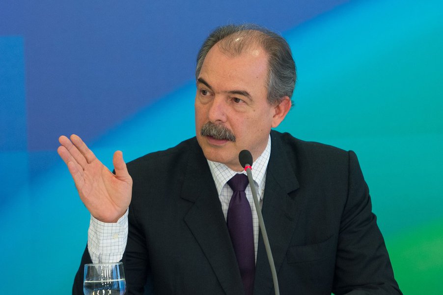 Ministro-chefe da Casa Civil foi citado pelo empreiteiro Ricardo Pessoa como um dos que receberam doação da UTC Engenharia; Aloizio Mercadante recebeu R$ 250 mil na campanha de 2010 ao governo de São Paulo, mas nega irregularidades; ele desistiu de viajar hoje aos Estados Unidos com a presidente Dilma e outros ministros; depois dos vazamentos, Mercadante já se reuniu duas vezes com Dilma no Palácio do Alvorada (Foto: Gisele Federicce) Ministro-chefe da Casa Civil foi citado pelo empreiteiro Ricardo Pessoa como um dos que receberam doação da UTC Engenharia; Aloizio Mercadante recebeu R$ 250 mil na campanha de 2010 ao governo de São Paulo, mas nega irregularidades; ele desistiu de viajar hoje aos Estados Unidos com a presidente Dilma e outros ministros; depois dos vazamentos, Mercadante já se reuniu duas vezes com Dilma no Palácio do Alvorada