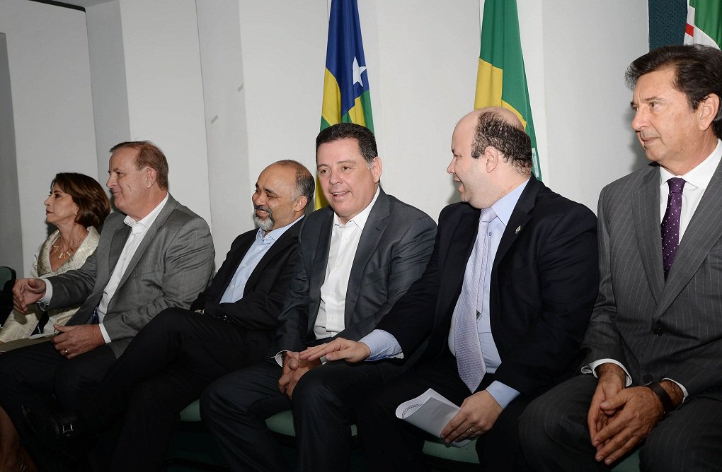 Ministro dos Esportes, George Hilton, esteve em Goiânia nesta sexta-feira e confirmou que a tocha olímpia, símbolo dos Jogos do Rio 2016, vai passar por Goiás em maio do ano que vem; revezamento no País terá início em 3 de maio de 2016, em Brasília e deois seguirá para os municípios goianos: Corumbá, Pirenópolis, Anápolis, Itaberaí, Cidade de Goiás, Inhumas, Goiânia, Trindade, Aparecida de Goiânia, Caldas Novas e Morrinhos; "Queremos todos, das prefeituras e do governo do Estado, engajados neste projeto. Vamos fazer uma festa bonita. Seremos o primeiro Estado a recebê-la, depois do Distrito Federal. Sabemos que a primeira impressão é a que fica. Então, nossa responsabilidade é grande", disse Marconi (Foto: José Barbacena) Ministro dos Esportes, George Hilton, esteve em Goiânia nesta sexta-feira e confirmou que a tocha olímpia, símbolo dos Jogos do Rio 2016, vai passar por Goiás em maio do ano que vem; revezamento no País terá início em 3 de maio de 2016, em Brasília e deois seguirá para os municípios goianos: Corumbá, Pirenópolis, Anápolis, Itaberaí, Cidade de Goiás, Inhumas, Goiânia, Trindade, Aparecida de Goiânia, Caldas Novas e Morrinhos; "Queremos todos, das prefeituras e do governo do Estado, engajados neste projeto. Vamos fazer uma festa bonita. Seremos o primeiro Estado a recebê-la, depois do Distrito Federal. Sabemos que a primeira impressão é a que fica. Então, nossa responsabilidade é grande", disse Marconi