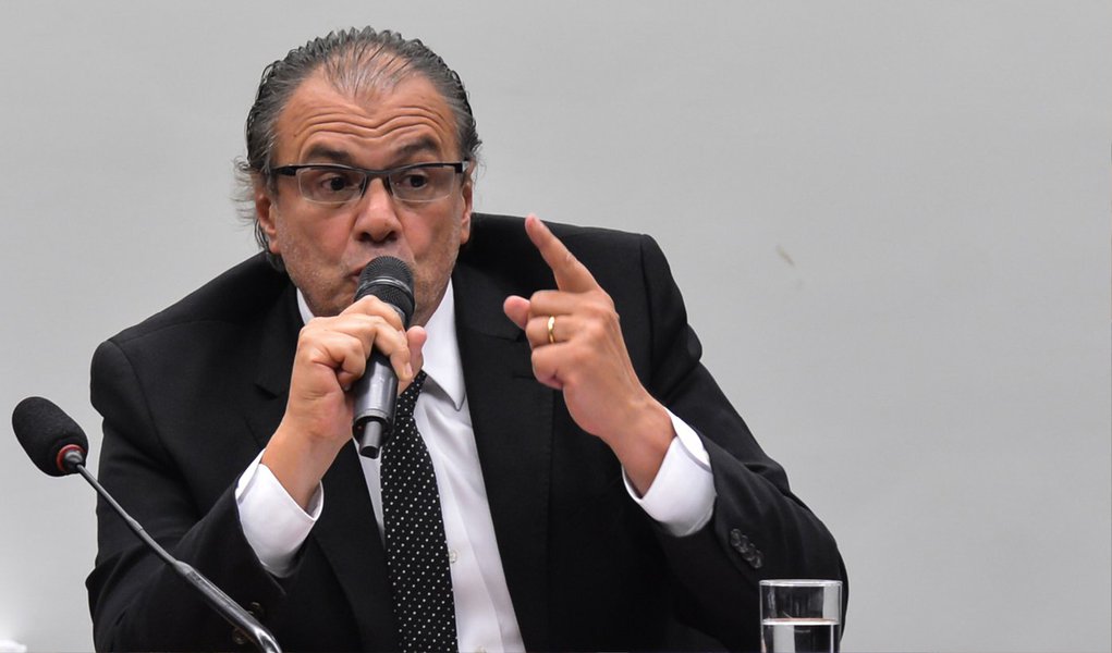O ex-gerente de Serviços da Petrobras Pedro Barusco, um dos delatores da Operação Lava Jato, disse, em depoimento ao juiz Sergio Moro, as grandes empreiteiras, investigadas no processo, concordavam em pagar propina pois "julgavam que a situação era boa para elas"; "Elas se sentiam comandando o mercado, tinham encomendas e não queriam que as coisas mudassem. Era para manter aquele status quo. Eles recebiam tratamento especial por pagar propina", afirmou (Foto: Valter Lima) O ex-gerente de Serviços da Petrobras Pedro Barusco, um dos delatores da Operação Lava Jato, disse, em depoimento ao juiz Sergio Moro, as grandes empreiteiras, investigadas no processo, concordavam em pagar propina pois "julgavam que a situação era boa para elas"; "Elas se sentiam comandando o mercado, tinham encomendas e não queriam que as coisas mudassem. Era para manter aquele status quo. Eles recebiam tratamento especial por pagar propina", afirmou