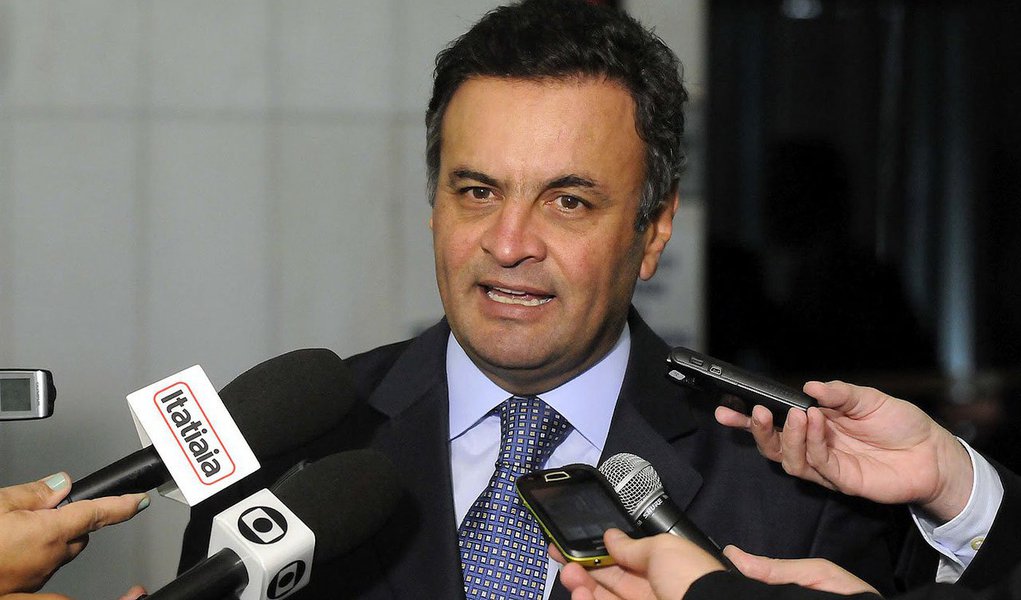Presidenciável pelo PSDB disse que manterá o acordo firmado com o PSB em Pernambuco, apoiando a candidatura do socialista Paulo Câmara, a despeito da quebra de compromisso feita pelo PSB ao lançar candidato próprio em Minas; “Da minha parte, eu não tenho qualquer motivo para mudar os meus compromissos. A minha palavra foi dada e se essa for a vontade, e me parece que é, majoritária dos companheiros do PSDB, nós manteremos esse entendimento”, disse Aécio Neves; caso lançasse candidatura própria em Pernambuco, o PSDB correria o risco de praticamente sumir em nível estadual, tendo que abrir mão dos seus maiores quadros nas eleições proporcionais (Foto: Paulo Emílio) Presidenciável pelo PSDB disse que manterá o acordo firmado com o PSB em Pernambuco, apoiando a candidatura do socialista Paulo Câmara, a despeito da quebra de compromisso feita pelo PSB ao lançar candidato próprio em Minas; “Da minha parte, eu não tenho qualquer motivo para mudar os meus compromissos. A minha palavra foi dada e se essa for a vontade, e me parece que é, majoritária dos companheiros do PSDB, nós manteremos esse entendimento”, disse Aécio Neves; caso lançasse candidatura própria em Pernambuco, o PSDB correria o risco de praticamente sumir em nível estadual, tendo que abrir mão dos seus maiores quadros nas eleições proporcionais