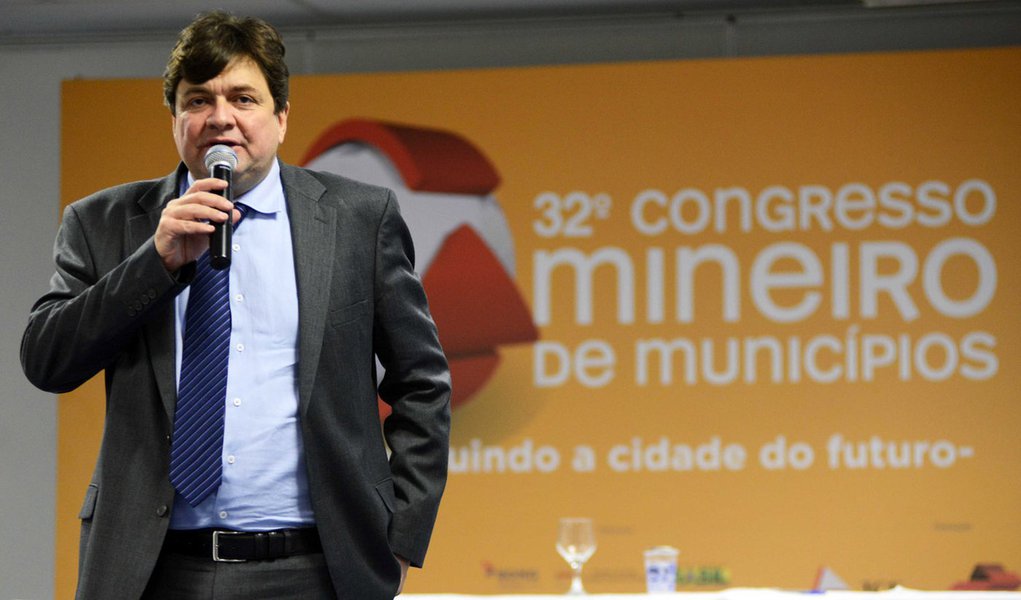 André Quintão informou que o total de R$ 13.511.423,50 milhões, referentes aos vencimentos de janeiro a março deste ano, já foram depositados nas contas dos 853 municípios de Minas.A Sedese iniciou os depósitos na segunda-feira (4/5); "O repasse do Piso Mineiro de forma regular e automática é uma garantia para os municípios, um exemplo de desburocratização ", afirmou o secretário, que considera esta ação um dospontos mais importantes na relação do estado com os municípios (Foto: Luis Mauro Queiroz) André Quintão informou que o total de R$ 13.511.423,50 milhões, referentes aos vencimentos de janeiro a março deste ano, já foram depositados nas contas dos 853 municípios de Minas.A Sedese iniciou os depósitos na segunda-feira (4/5); "O repasse do Piso Mineiro de forma regular e automática é uma garantia para os municípios, um exemplo de desburocratização ", afirmou o secretário, que considera esta ação um dospontos mais importantes na relação do estado com os municípios