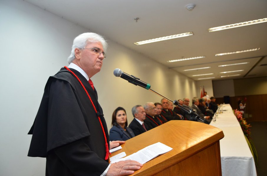 O chefe do Ministério Público de Alagoas, Sérgio Jucá, considera estratosférico o custo do Poder Legislativo de Alagoas: "É um escárnio para a sociedade. A única dedução que se pode fazer dessas irregularidades é que estão fazendo caixa de campanha com recursos da Assembleia", afirma ele, referindo-se a investigação que o MPE faz sobre os gastos do Legislativo (Foto: Voney Malta) O chefe do Ministério Público de Alagoas, Sérgio Jucá, considera estratosférico o custo do Poder Legislativo de Alagoas: "É um escárnio para a sociedade. A única dedução que se pode fazer dessas irregularidades é que estão fazendo caixa de campanha com recursos da Assembleia", afirma ele, referindo-se a investigação que o MPE faz sobre os gastos do Legislativo
