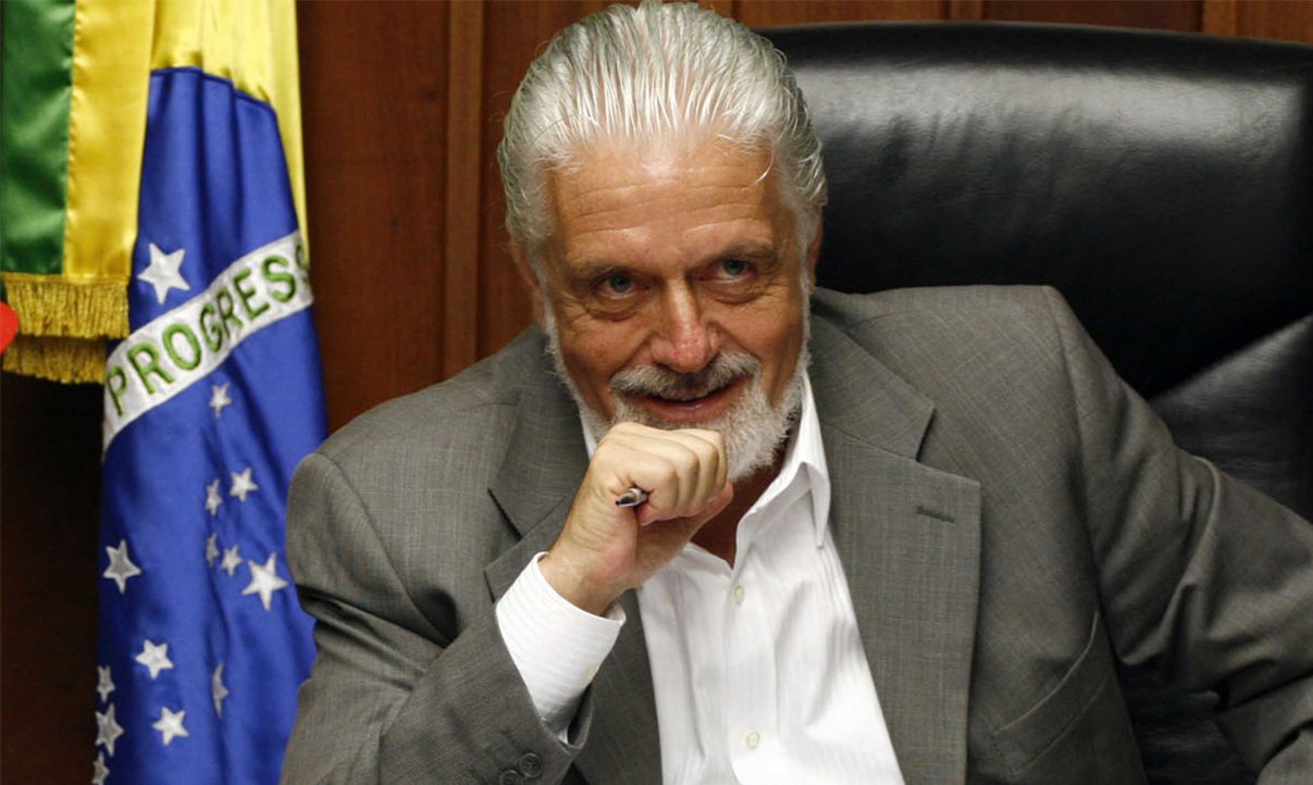 Com experiência própria em resultado de eleição inverso ao de pesquisas, o governador Jaques Wagner (PT) também minimizou levantamento feito pelo Ibope, divulgado no início da semana, o qual apontou o ex-governador Paulo Souto, do DEM, com 41% das intenções de voto contra 11% da senadora Lídice da Mata e 9% do petista Rui Costa; "O jogo só começará a ser jogado no final de julho, início de agosto. Hoje estamos todos concentrados, esquentando as turbinas" (Foto: Romulo Faro) Com experiência própria em resultado de eleição inverso ao de pesquisas, o governador Jaques Wagner (PT) também minimizou levantamento feito pelo Ibope, divulgado no início da semana, o qual apontou o ex-governador Paulo Souto, do DEM, com 41% das intenções de voto contra 11% da senadora Lídice da Mata e 9% do petista Rui Costa; "O jogo só começará a ser jogado no final de julho, início de agosto. Hoje estamos todos concentrados, esquentando as turbinas"