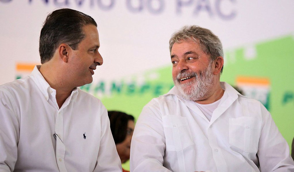 É que aponta o levantamento do Instituto de Pesquisa Maurício de Nassau (IPMN); ao todo, 72,3% dos entrevistados que disseram perceber mudanças positivas em Pernambuco nos últimos anos apontaram o ex-governador Eduardo Campos (PSB) como o principal responsável, seguido pelo ex-presidente Lula (PT), com 12,5%, e pela presidente Dilma Rousseff (PT), com 4,5% (Foto: Leonardo Lucena) É que aponta o levantamento do Instituto de Pesquisa Maurício de Nassau (IPMN); ao todo, 72,3% dos entrevistados que disseram perceber mudanças positivas em Pernambuco nos últimos anos apontaram o ex-governador Eduardo Campos (PSB) como o principal responsável, seguido pelo ex-presidente Lula (PT), com 12,5%, e pela presidente Dilma Rousseff (PT), com 4,5%