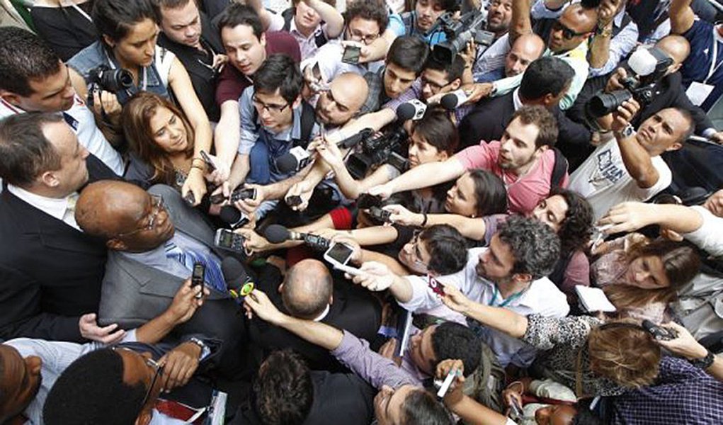 Em palestra que proferiu na França, presidente do STF, Joaquim Barbosa disse que a superexposição dos ministros durante as transmissões ao vivo de julgamentos contamina a corte; ele afirmou que o fenômeno da superexposição "repercute na maneira como certos ministros deliberam e sobre o conteúdo de algumas decisões"; contraditoriamente, presidente do STF foi e é o maior beneficiado pela superexposição durante o julgamento da Ação Penal 470, que o projetou, inclusive, para uma possível entrada nas disputas político-eleitorais (Foto: Valter Lima) www.brasil247.com - Em palestra que proferiu na França, presidente do STF, Joaquim Barbosa disse que a superexposição dos ministros durante as transmissões ao vivo de julgamentos contamina a corte; ele afirmou que o fenômeno da superexposição "repercute na maneira como certos ministros deliberam e sobre o conteúdo de algumas decisões"; contraditoriamente, presidente do STF foi e é o maior beneficiado pela superexposição durante o julgamento da Ação Penal 470, que o projetou, inclusive, para uma possível entrada nas disputas político-eleitorais
