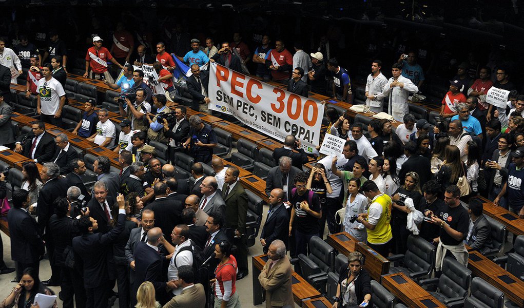 Com gritos de ordem, eles ocuparam por cerca de meia hora as cadeiras reservadas aos deputados e por três vezes interromperam com vaias e gritos a fala do presidente da Casa, Henrique Eduardo Alves (PMDB-RN), que tentava convencê-los a sair; há policiais e bombeiros que querem a votação da PEC 300 e médicos contrários aos vetos da presidente Dilma ao Ato Médico (Foto: Valter Lima) Com gritos de ordem, eles ocuparam por cerca de meia hora as cadeiras reservadas aos deputados e por três vezes interromperam com vaias e gritos a fala do presidente da Casa, Henrique Eduardo Alves (PMDB-RN), que tentava convencê-los a sair; há policiais e bombeiros que querem a votação da PEC 300 e médicos contrários aos vetos da presidente Dilma ao Ato Médico