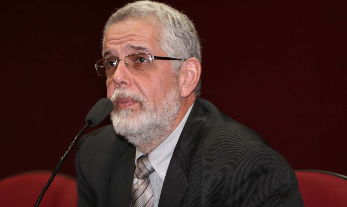 Opinião é do secretário de Saúde da Bahia (Sesab), que participou de debate sobre o programa Mais Médicos na Comissão de Direitos Humanos e Legislação Participativa (CDH) do Senado nesta quinta; para o secretário, que também é membro do Conselho Nacional de Saúde, a carência de profissionais é evidenciada em pesquisas junto à população; "Quando se pergunta ao cidadão, ele efetivamente responde e identifica como o maior problema a falta de médicos. Ele vai ao posto e encontra enfermeiros e outros profissionais, mas não encontra médicos disponíveis para atendê-lo na hora em que necessita" (Foto: Romulo Faro) Opinião é do secretário de Saúde da Bahia (Sesab), que participou de debate sobre o programa Mais Médicos na Comissão de Direitos Humanos e Legislação Participativa (CDH) do Senado nesta quinta; para o secretário, que também é membro do Conselho Nacional de Saúde, a carência de profissionais é evidenciada em pesquisas junto à população; "Quando se pergunta ao cidadão, ele efetivamente responde e identifica como o maior problema a falta de médicos. Ele vai ao posto e encontra enfermeiros e outros profissionais, mas não encontra médicos disponíveis para atendê-lo na hora em que necessita"
