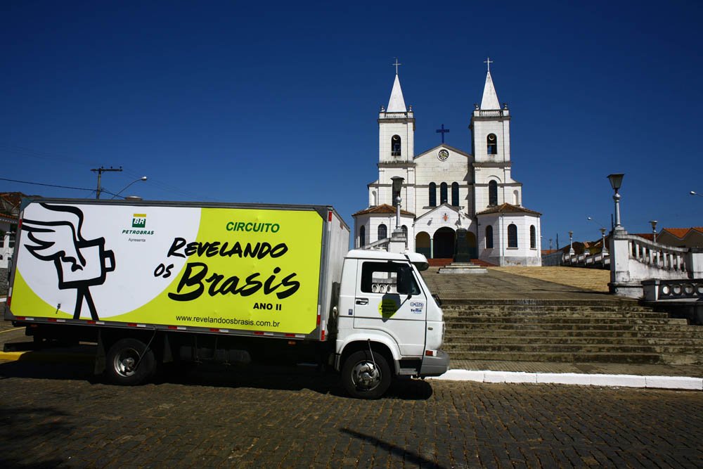 Qualquer morador com mais de 18 anos pode se inscrever até o dia 30 de setembro. As histórias podem ser baseadas em casos reais ou inventados e o candidato não precisa ter nenhuma experiência em vídeo. Uma comissão formada por profissionais das áreas do cinema e da comunicação escolherá 30 histórias (Foto: Leonardo Attuch) Qualquer morador com mais de 18 anos pode se inscrever até o dia 30 de setembro. As histórias podem ser baseadas em casos reais ou inventados e o candidato não precisa ter nenhuma experiência em vídeo. Uma comissão formada por profissionais das áreas do cinema e da comunicação escolherá 30 histórias