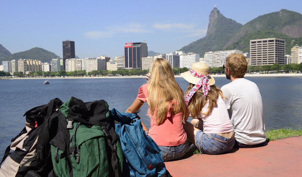 Caso a previsão da Embratur seja confirmada, isso representará um crescimento de 38,5% em relação a 2012, quando foram geradas US$ 6,64 bilhões em divisas internacionais (Foto: Leonardo Attuch) Caso a previsão da Embratur seja confirmada, isso representará um crescimento de 38,5% em relação a 2012, quando foram geradas US$ 6,64 bilhões em divisas internacionais