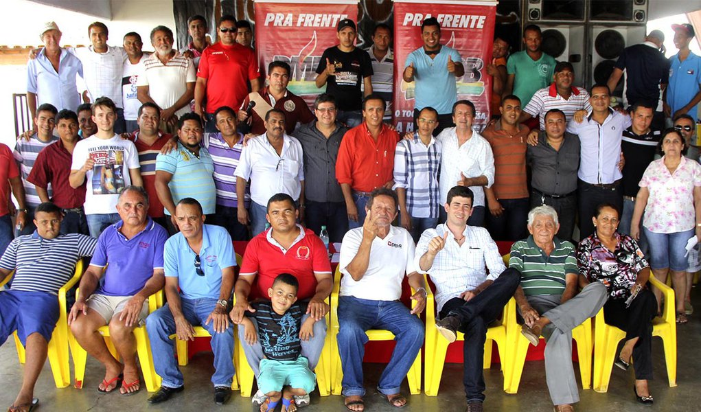 O deputado federal Júnior Coimbra (PMDB), pré candidato a governador, o ex governador Carlos Gaguim, pré-candidato a senador, e uma comitiva outros pré-candidatos peemedebistas percorreram mais 16 municípios tocantinenses da região sul do estado, de quinta-feira, 6, a domingo, 9; até o momento, Júnior Coimbra e Carlos Gaguim, que disputam as indicações do partido para governador e senador com o ex-governador Marcelo Miranda e a senadora Kátia Abreu, já visitaram 81 municípios (Foto: Aquiles Lins) O deputado federal Júnior Coimbra (PMDB), pré candidato a governador, o ex governador Carlos Gaguim, pré-candidato a senador, e uma comitiva outros pré-candidatos peemedebistas percorreram mais 16 municípios tocantinenses da região sul do estado, de quinta-feira, 6, a domingo, 9; até o momento, Júnior Coimbra e Carlos Gaguim, que disputam as indicações do partido para governador e senador com o ex-governador Marcelo Miranda e a senadora Kátia Abreu, já visitaram 81 municípios