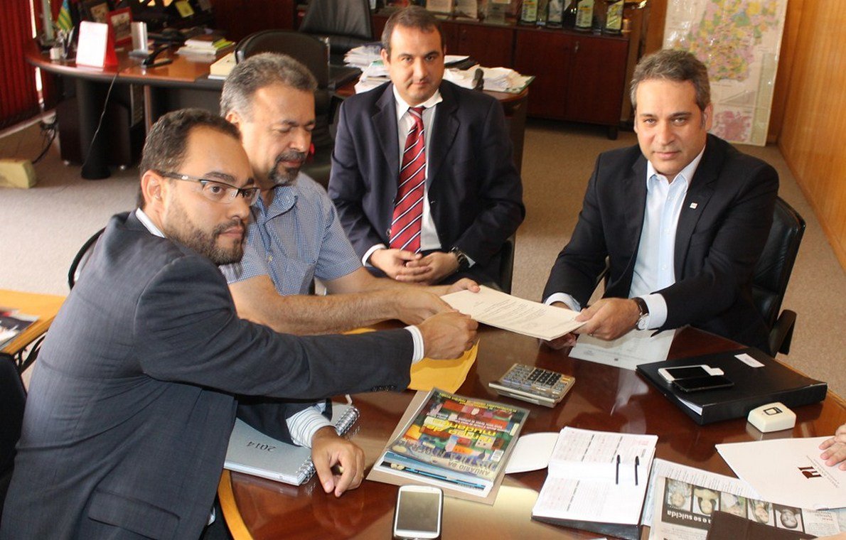 Vereadores Elias Vaz e Virmondes Cruvinel querem que a Ordem faça um parecer jurídico ratificando uma emenda que mude a Lei Orgânica do Município e obrigue shoppings center a terem uma reserva técnica de vagas gratuitas de estacionamento; "À primeira vista, a iniciativa parece muito interessante, mas temos de realizar um estudo aprofundado sobre o assunto. Não havendo ilegalidade, a Ordem vai defender essa pauta que é de interesse de toda a sociedade", afirmou o presidente da OAB Goiá, Henrique Tibúrcio (Foto: José Barbacena) Vereadores Elias Vaz e Virmondes Cruvinel querem que a Ordem faça um parecer jurídico ratificando uma emenda que mude a Lei Orgânica do Município e obrigue shoppings center a terem uma reserva técnica de vagas gratuitas de estacionamento; "À primeira vista, a iniciativa parece muito interessante, mas temos de realizar um estudo aprofundado sobre o assunto. Não havendo ilegalidade, a Ordem vai defender essa pauta que é de interesse de toda a sociedade", afirmou o presidente da OAB Goiá, Henrique Tibúrcio