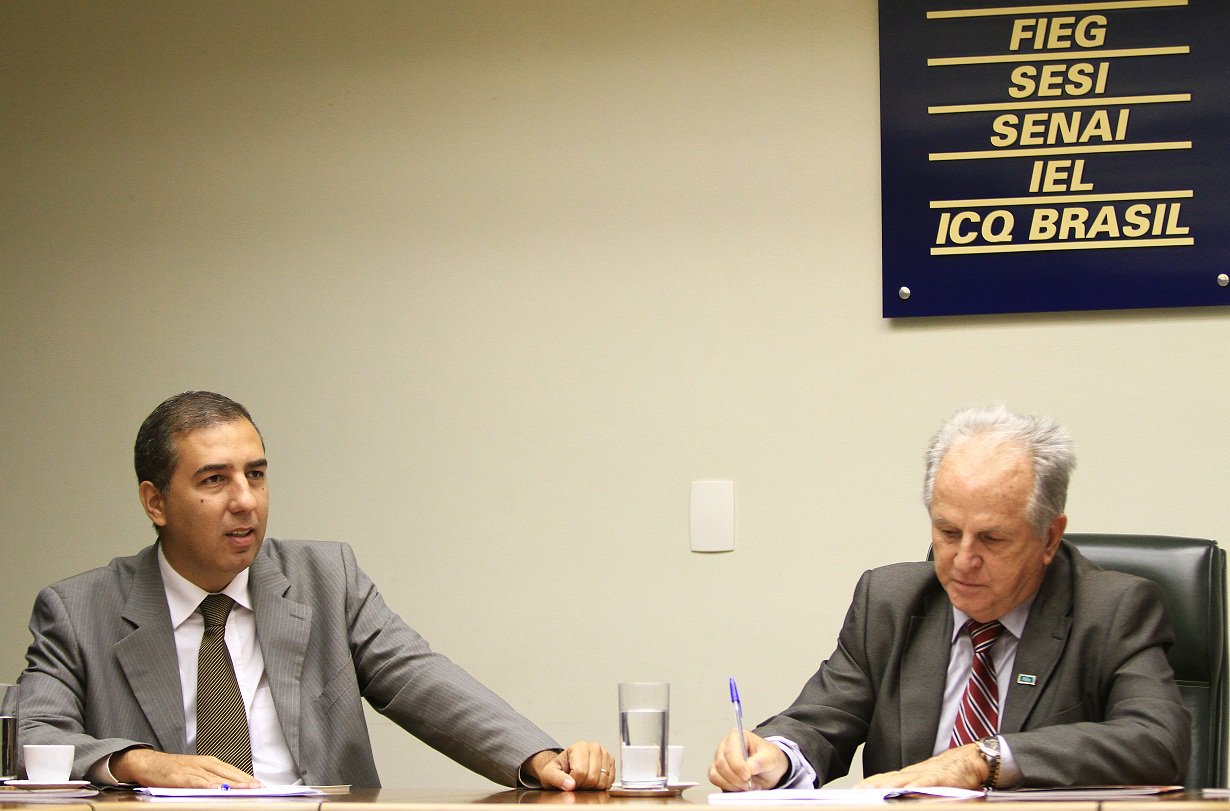 Vice-governador José Eliton participou de encontro com integrantes do Fórum Empresarial de Goiás, realizado na sede da Federação da Indústria do Estado de Goiás (Fieg); empresários declararam apoio ao novo desafio que José Eliton enfrentará a partir de 2015, quando assume a Secretaria de Desenvolvimento Econômico; “Meu objetivo é criar, como já vem sendo feito no nosso governo, políticas públicas que impulsione o setor produtivo. Para isso as iniciativas privada e pública devem andar de mãos dadas”, disse Eliton (Foto: José Barbacena) Vice-governador José Eliton participou de encontro com integrantes do Fórum Empresarial de Goiás, realizado na sede da Federação da Indústria do Estado de Goiás (Fieg); empresários declararam apoio ao novo desafio que José Eliton enfrentará a partir de 2015, quando assume a Secretaria de Desenvolvimento Econômico; “Meu objetivo é criar, como já vem sendo feito no nosso governo, políticas públicas que impulsione o setor produtivo. Para isso as iniciativas privada e pública devem andar de mãos dadas”, disse Eliton