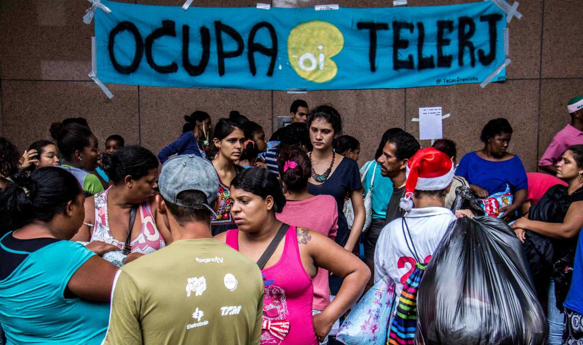Um grupo de ex-ocupantes do prédio da Oi, no Engenho Novo, que estava acampado na frente da prefeitura do Rio, na Cidade Nova, há uma semana, foi retirado do local durante a madrugada. Agora, o grupo está na área externa da Catedral Metropolitana, no centro (Foto: Leonardo Attuch) Um grupo de ex-ocupantes do prédio da Oi, no Engenho Novo, que estava acampado na frente da prefeitura do Rio, na Cidade Nova, há uma semana, foi retirado do local durante a madrugada. Agora, o grupo está na área externa da Catedral Metropolitana, no centro