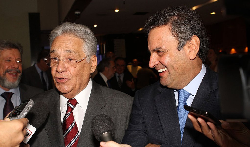 Em São Paulo, senador mineiro deve se reunir com outros tucanos paulistas antes do giro que fará pelo interior. Após admitir realização de prévias no PSDB pela indicação à Presidência em 2014, ele procura garantir ligeira vantagem sobre José Serra apontada por recente pesquisa Datafolha (Foto: Roberta Namour) Em São Paulo, senador mineiro deve se reunir com outros tucanos paulistas antes do giro que fará pelo interior. Após admitir realização de prévias no PSDB pela indicação à Presidência em 2014, ele procura garantir ligeira vantagem sobre José Serra apontada por recente pesquisa Datafolha