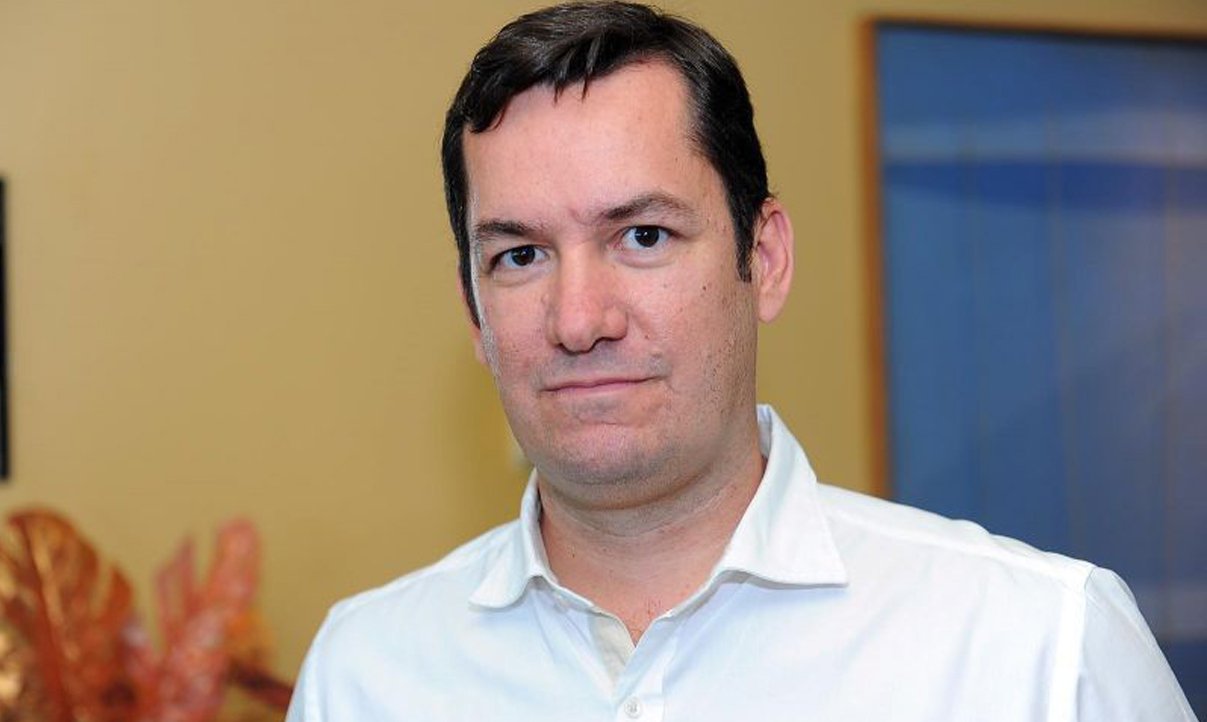 "O processo de cadastramento foi aberto em janeiro e obteve êxito com o credenciamento de um plano de saúde e de dois planos odontológicos. Com o novo modelo implantado, o servidor tem o direito de optar: pode aderir ao plano de saúde e a um dos planos odontológicos, incluindo os seus dependentes, e a Prefeitura arcará com parte do custo, a depender da remuneração e da idade do servidor"; explica o secretário de Gestão, Alexandre Paupério; medida será oficializada na segunda-feira (17) (Foto: Romulo Faro) "O processo de cadastramento foi aberto em janeiro e obteve êxito com o credenciamento de um plano de saúde e de dois planos odontológicos. Com o novo modelo implantado, o servidor tem o direito de optar: pode aderir ao plano de saúde e a um dos planos odontológicos, incluindo os seus dependentes, e a Prefeitura arcará com parte do custo, a depender da remuneração e da idade do servidor"; explica o secretário de Gestão, Alexandre Paupério; medida será oficializada na segunda-feira (17)