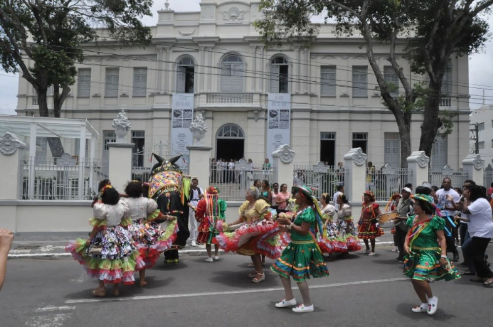 Instituto Banese preparou mais uma edição do São João da Gente Sergipana; durante todo o mês de junho, o Museu da Gente Sergipana será palco de uma programação especial que contará com a participação de grupos artísticos e culturais de diferentes regiões do Estado, fundamentais para manter viva a tradição junina; programação inicia nesta quinta (5), com o "Museu da Gente em Cortejo", um desfile pelo centro de Aracaju que contará com a participação dos grupos culturais Parafusos, Ciranda de Roda e Batalhão de São João; confira programação completa (Foto: Valter Lima) Instituto Banese preparou mais uma edição do São João da Gente Sergipana; durante todo o mês de junho, o Museu da Gente Sergipana será palco de uma programação especial que contará com a participação de grupos artísticos e culturais de diferentes regiões do Estado, fundamentais para manter viva a tradição junina; programação inicia nesta quinta (5), com o "Museu da Gente em Cortejo", um desfile pelo centro de Aracaju que contará com a participação dos grupos culturais Parafusos, Ciranda de Roda e Batalhão de São João; confira programação completa